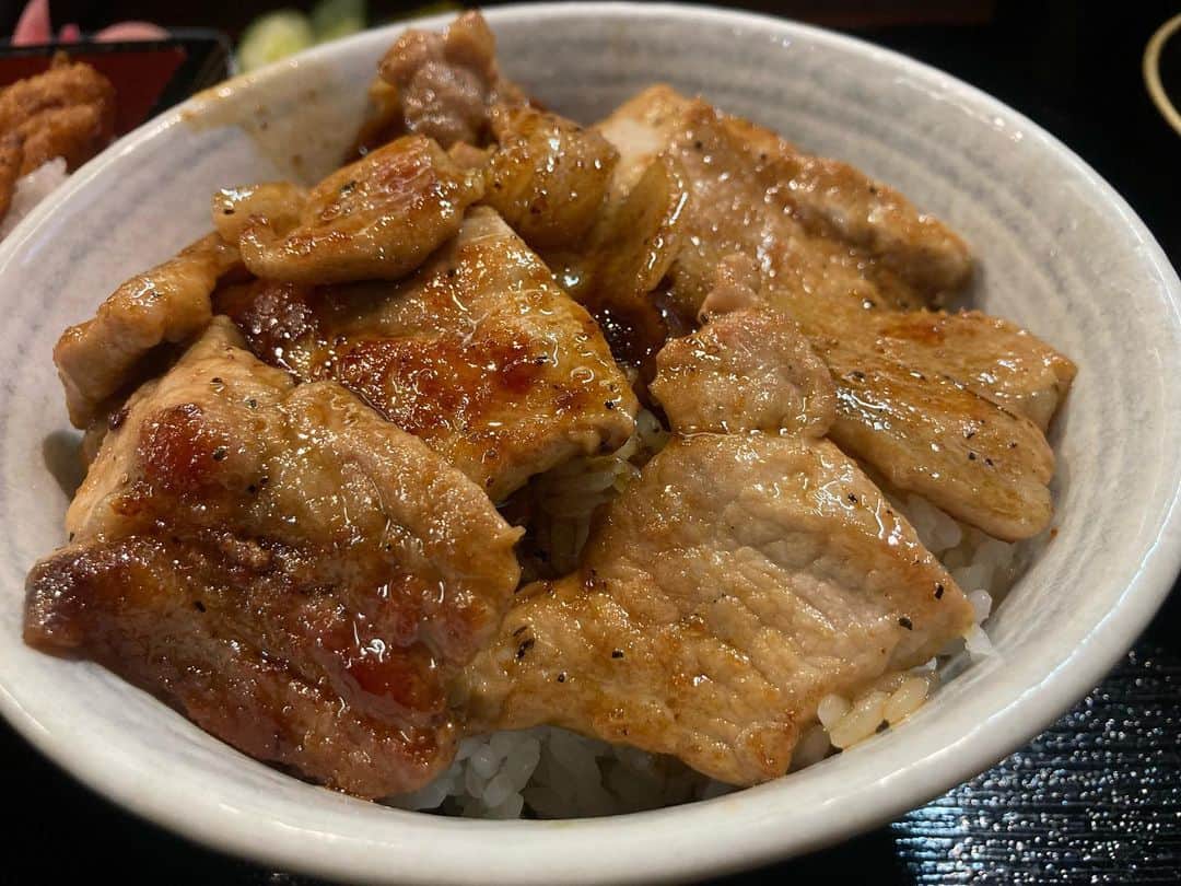 のインスタグラム：「昨夜は高崎の老舗【えびすこ本場所】にて最高の御通し！  たまたま居合わせた逸ノ城関  たけし軍団・グレート義太夫さんと（笑）  楽しかった！  #浜亮太  #高崎 #えびすこ本場所 #逸ノ城 #グレート義太夫 #宮寺」