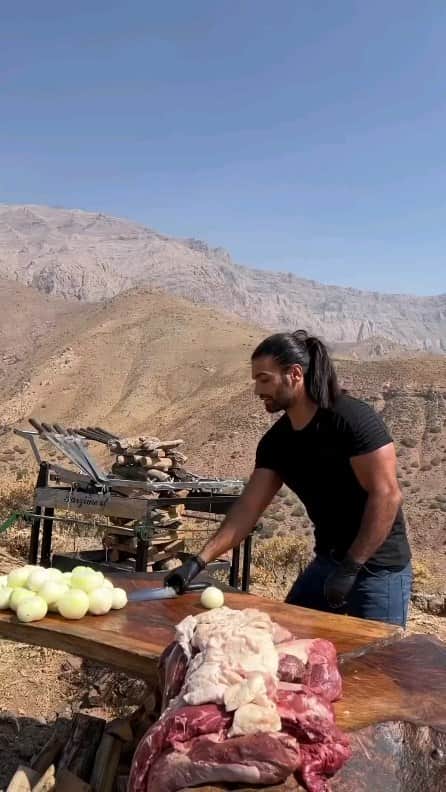 Padgramのインスタグラム：「@farzinhv making kabob Torsh! 🤩😍  Kabob torsh (sour kabob), is a traditional kabob hailing from Iran’s Gilan and Mazandaran provinces. This tasty dish features beef or lamb, usually from the tender sirloin or tenderloin cuts. The meat is marinated in a flavorful paste made with crushed walnuts, pomegranate juice, pomegranate molasses, chopped parsley, salt, and pepper. It’s a delightful combination of tangy and savory flavors that’s sure to please your taste buds.  🎥 @farzinhv  📍Iran  #pgdaily #pgstar#pgcounty #food #planetgo#planet #planetearth #amazing #awesome #foodie #delicious #irantravel #iranfood #deliciousfood」