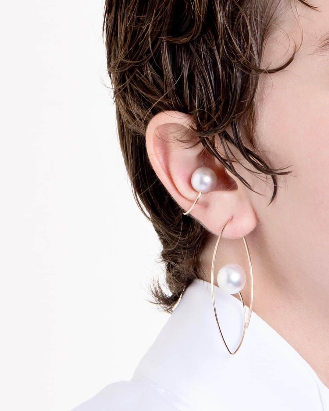 Hirotaka Jewelryのインスタグラム：「SUMMER LOOK INSPIRATION: SIGNATURE FLOATING OVAL EARRING WITH SOUTH SEA PEARL PAIRED WITH SOUTH SEA PEARL EAR CUFF #hirotakajewelry」