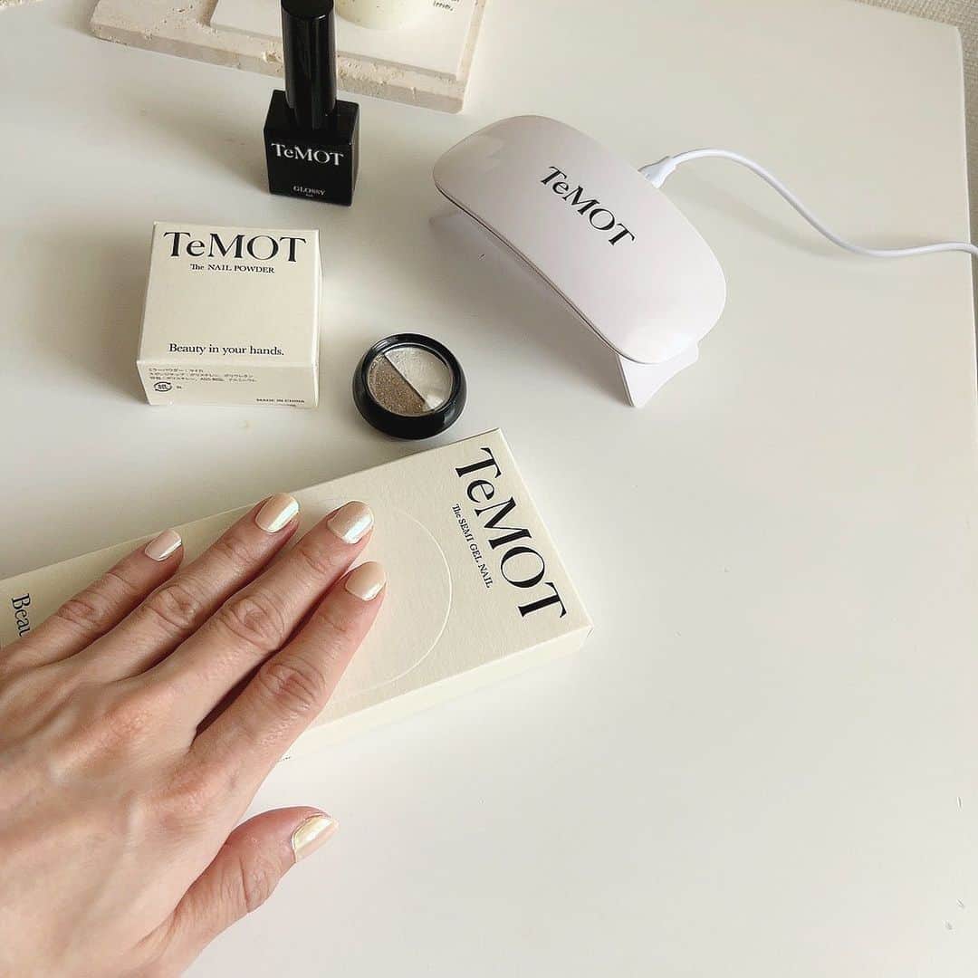 のインスタグラム：「． めちゃくちゃ簡単に出来るセルフネイル💅  TeMOT @temot_official ☑︎ セミジェルネイル  初めて使って両手30分くらいで出来るくらい簡単でした☺️  セミジェルネイルというネイルシールを自爪に貼ってトップコートを塗って硬化させるジェルネイル💅 デザインもいっぱいあって、貼るだけなので不器用さんでも安心（ガサツ代表の私でも出来た）  マニキュアだと1.2日でダメになるから、やっぱりセルフなのに取れにくいのは嬉しい。  パッケージもツールのデザインも全部オシャレで最高です✌︎ ． #TeMOT #TeMOT_pr #セルフネイル #セルフジェルネイル #時短ネイル #セミジェルネイル #pr」