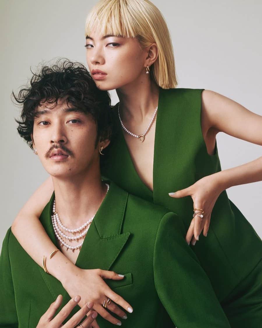 のインスタグラム：「@ellejapan x @tasaki_intl  @shuheiuesugi8  @aoiyamada0624   Photo : KINYA OTA @kinyaota  Styling: SHINICHI MITA  @mitershinichi  Hair : YUSUKE MORIOKA  @pyuuuuuu  Makeup: TAMAYO YAMAMOTO @tamayoyamamoto Nail: AYAKA TANAKA @ayaka__tanaka Realization: SHIHO AMANO @shihoamanda  #ELLE #Japon #tasaki #上杉柊平 #アオイヤマダ」