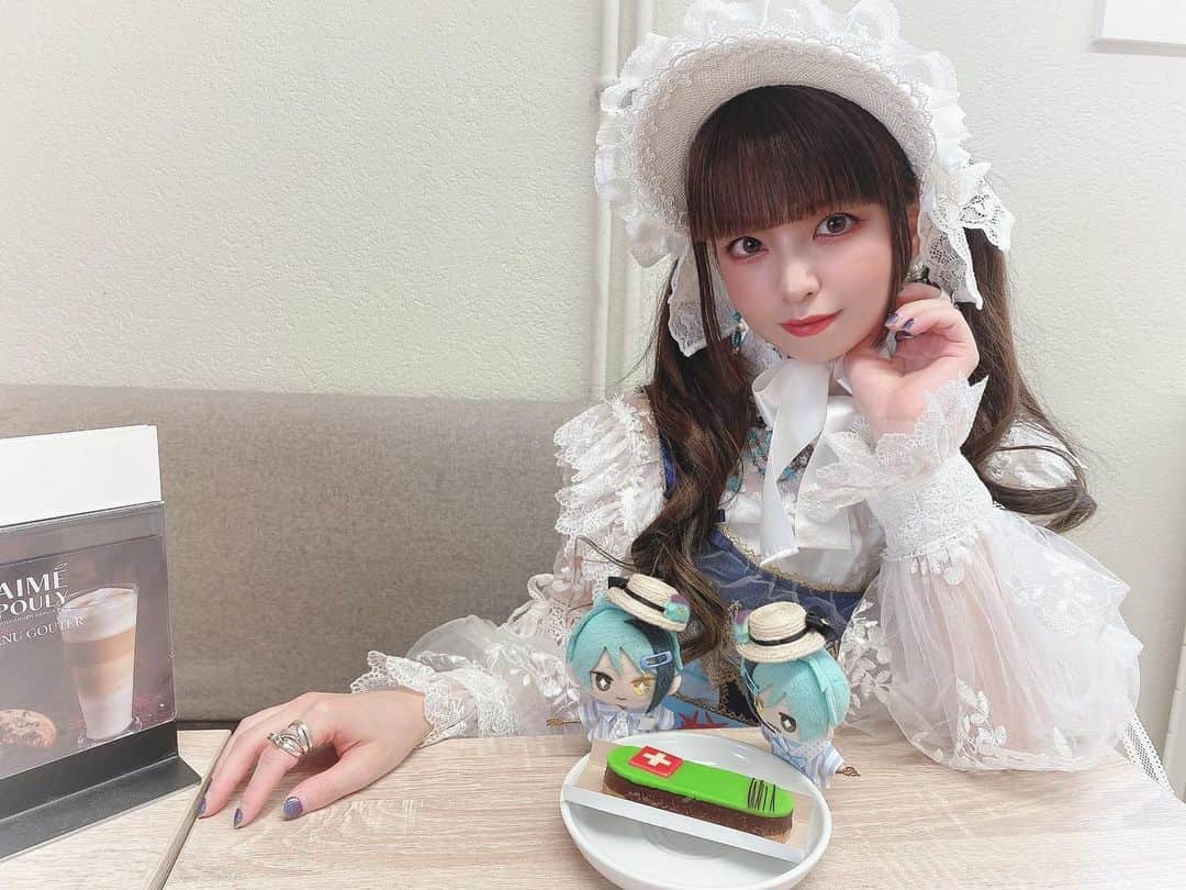 春奈るなのインスタグラム：「スイスで頂いたカラックというスイーツがとっても美味しかった🇨🇭✨ タルト生地にチョコレートとアイシングが乗ってたよ😳💖  #switzerland  #neuchâtel  #carac」