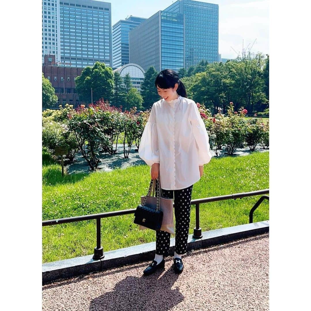 徳山沙季さんのインスタグラム写真 - (徳山沙季Instagram)「. @ensuite_online tiny scallop blouse❥︎ スカラップ×ボリュームスリーブという最高の組み合わせ✦ フェミニンだけれど甘くなりすぎないバランスの良さもとっても気に入ってます♩ . 結婚記念日でホテルランチに行く日も着用しました/ モノトーンコーデでも重くなりすぎないのはスカラップのおかげでだと思います୭* パンツスタイルだけでなくボリューム感のあるスカートにも合わせたいな～❤︎ 楽天でも購入することができますよ🛒 . . @ensuite_online #ensuiteonline #ensuite #sponsored  #ootd #きれいめコーデ　#ママコーデ #スカラップ #パンツスタイル　#ファッション好きな人と繋がりたい #モノトーンコーデ #ホテルランチ」6月29日 12時17分 - saki.whitesnow