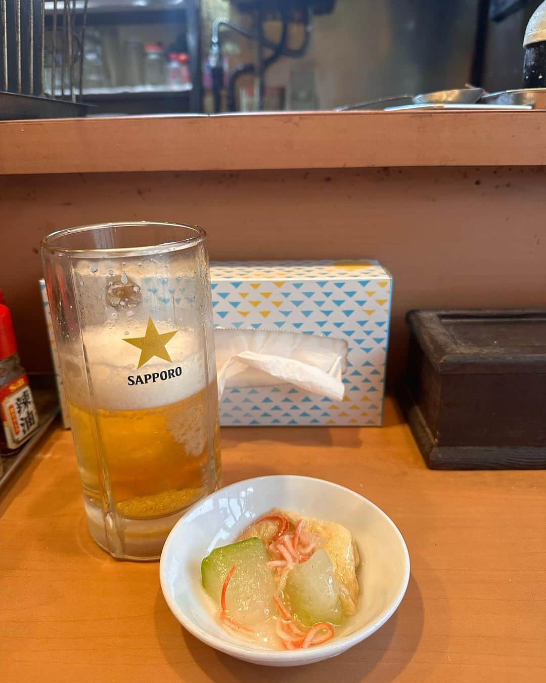 倉本康子さんのインスタグラム写真 - (倉本康子Instagram)「★ 〜ヤッコの酒旅〜 「餃子専門　柳亭」@高円寺  国産手作りのこだわりの餃子専門店「柳亭」 専門店といっても、お刺身やら即提供のマカロニサラダなどなどもあるお店。  先に伝えておきますが 美味しいです！大好きになりました！  ご店主がお一人で開店前から仕込みをされている音を聞きながら開店を待ち、無事入店！ 並んでよかった...カウンター4席のみなんです！(予約で団体さんなら2Fがあるそうですが)  皮も手作り、国産野菜で作られている餃子は ムッチリとボリュームがある見た目を裏切らず、でも表面はパリッと焼き上げられて、餡はジューシーで甘い！ 秘訣も少しお伺いしましたが、要するに、柳亭の味は止まらなくなる味！  ここでハマったのがシークアーサービール。 100%シークアーサージュースを生ビールと混ぜているものなんですが、シークアーサーの爽やかさと苦みが加味されて病みつきになる！ (数杯おかわりしましたw)  ご常連さんのお姉様と会話を楽しみましたが、ご店主の合いの手が絶妙で、楽しい時間を過ごせました。  今回初めて知りましたが、高円寺は餃子激戦区とのこと。 中でも老舗の柳亭、運良く入れたらあの美味しい餃子とシークアーサービールにありつけますよ！ 私もまた開店早々を狙って行ってきまーす！  NO ALCOHOL, NO LIFE !!  #ヤッコの酒旅 #noalcholnolife #酒場 #居酒屋 #バー #酒旅 #倉本康子 #かんぱいでーす #乾杯でーす #アラフィフファッション #アラフォーファッション #ootd #カジュアルコーデ #fashion #fashioncordinate #izakaya #一食入魂 #魂を感じる店 #一駅一店 #出会いがご縁 #柳亭 #餃子専門柳亭 #高円寺 #餃子激戦区 #ワンピースはフーア #サンダル　は #mont-bell @montbell_official  #bag は #jimmychoo  @jimmychoo」6月29日 12時17分 - yasuko_kuramoto_yakko