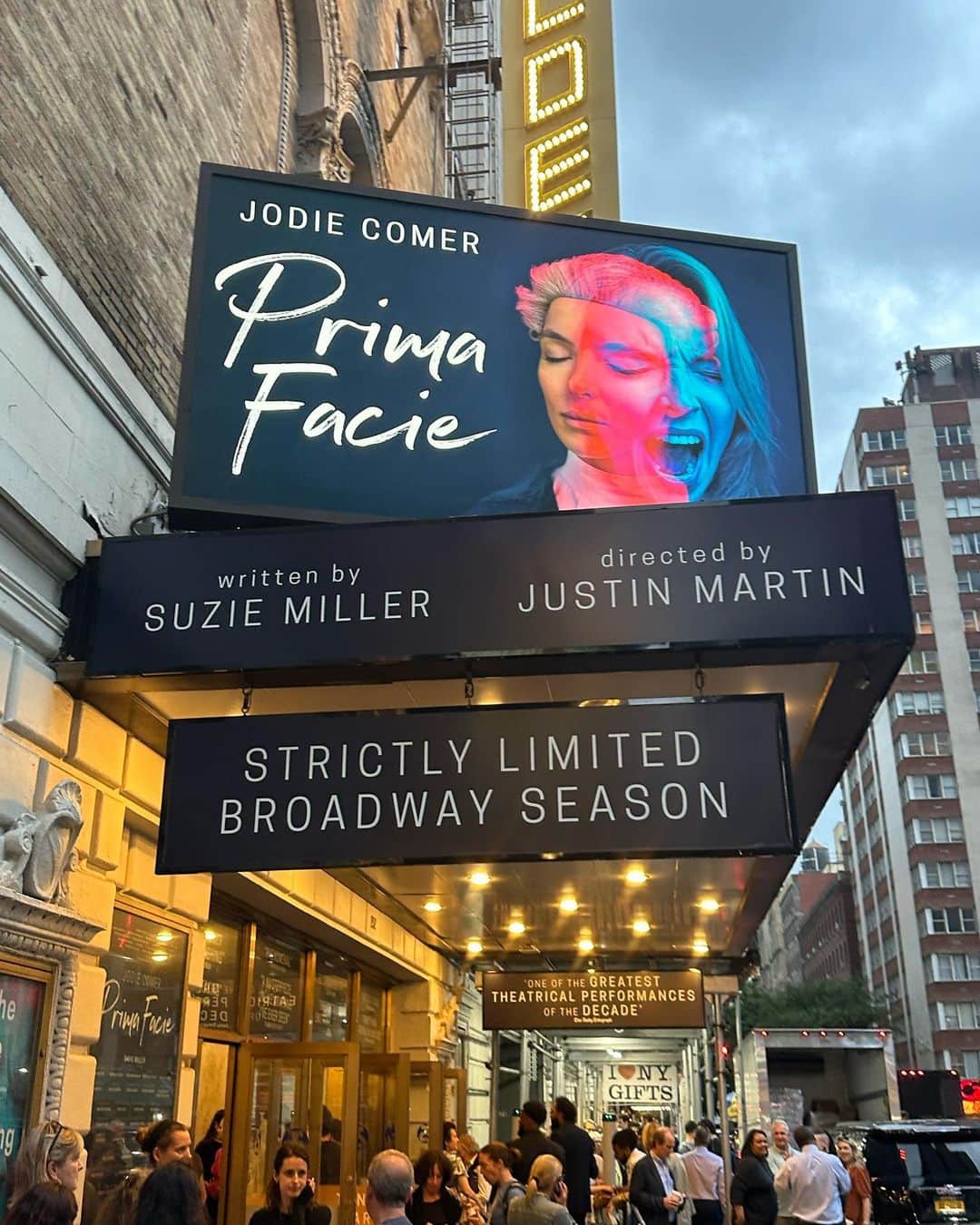 アマンダ・デ・カディネットのインスタグラム：「It’s a rare day when I’m speechless or when I see something that is so incredibly unique. But that’s how I felt after seeing @primafaciebroadwayplay written by @suziemillerwriter directed by #justinmartin and starring the remarkable @jodiemcomer. This play reminded me what a powerful tool creativity is to educate and inspire. I wish there were more plays, films, books etc that effected me in such a deeply profound way, but that’s just not the case for me . Immense thanks to the people who told this story ..」