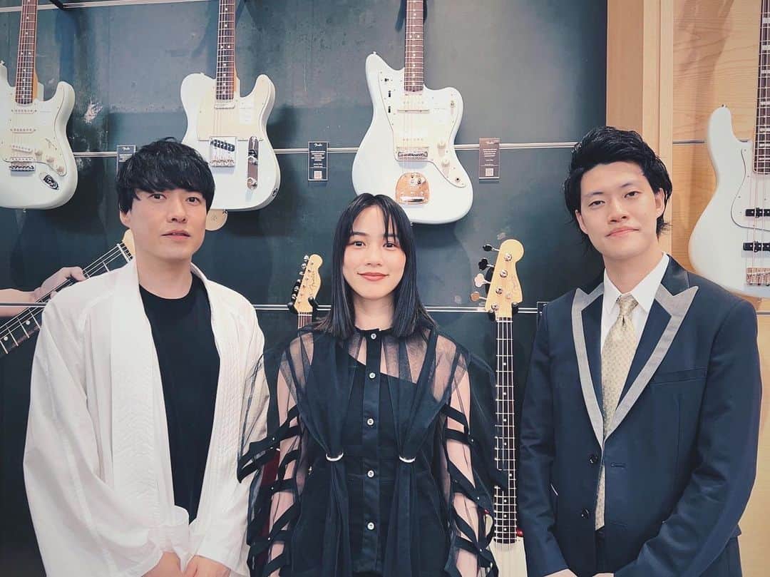 のインスタグラム：「フジファブリックの山内さんと、霜降り明星の粗品さんと一緒にFender Flagship Tokyoのオープニングのお祝いに、トークしました。 あっという間だったけど楽しかったーー🎂  #FenderFlagshipTokyo #Fender」