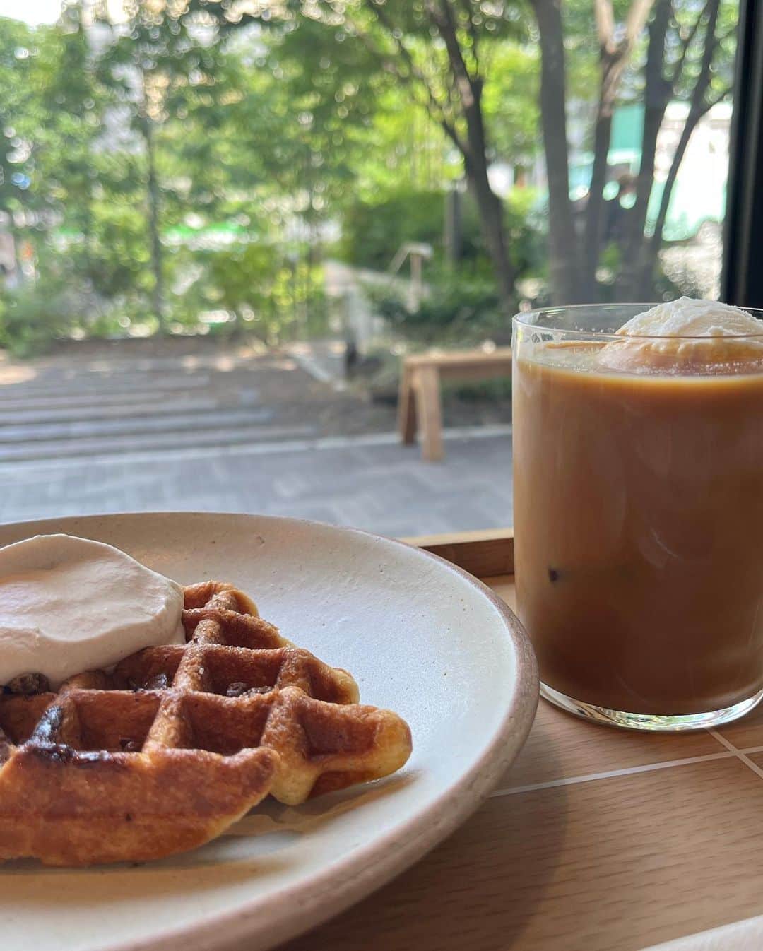 ひよんのインスタグラム：「🥞🍖🍆🍝🍜  ① @bluebottlejapan のワッフルが1番すき💛  ② @omotesandoukaitei で女子会ランチしたとき👸✨  ③最新ひよん丼💕最近ナスがすき🍆  ④すっぽん🐢コラーゲン❤️  ⑤半田そうめんとアメーラ🍅とてもおいしかった😍  ⑥ @gelato_pique_cafe クレープの王者🫅🏻  ⑦昔ながらのお蕎麦屋さんで親子丼食べた😋  ⑧ @cicada.kitch.bar のズッキーニのフリッター🥒1番すきかも❤️  ここ2ヶ月？くらいで食べたものたち！ 自炊も外食もどっちもスキ❤️  #ひよん #ひよんごはん」