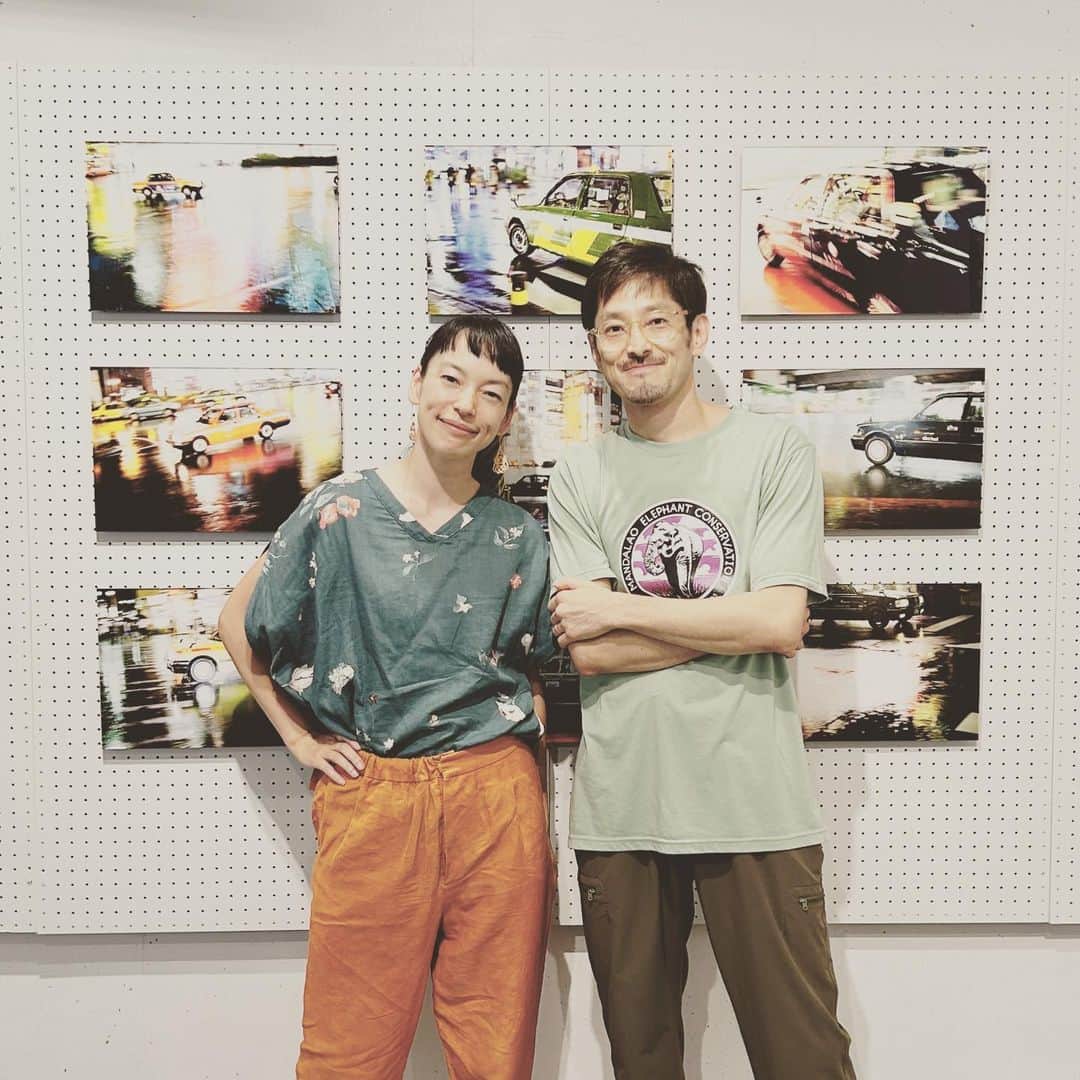 KIKIのインスタグラム：「『TOKYO STREAM』 Takeshi Hashimoto Photo Exhibition  はっしー の写真展へ 雨の日の水の流れは血管みたいに繋がって 都市に生命力を漲らせている 雨の日の街を走るタクシーの写真は なぜかそんなことを思わせた  しかしセダンタイプのタクシーが すでに過去のものみたいに懐かしく感じてしまうことに驚いた 乗りたいときにセダンが停まると ちょっと残念だな（よっこいしょって乗らないとならないから←年寄り😆）とか思ってたけど セダンにたくさん乗っておかなきゃとまで  すっごく会うの久しぶりだったはっしー 「最後に会ったのは 山の上で獅子座流星群を一緒に見たときだよ」と言われて なんてロマンチックな人なんだと！ 展示は7月2日まで🚕🚕🚕✨」