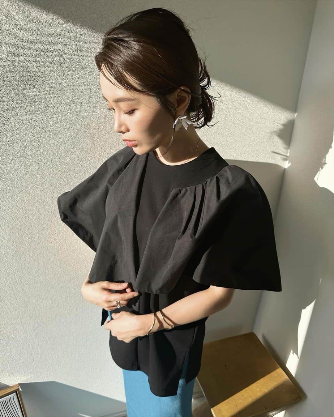 氏家夏乃のインスタグラム：「___ᴊᴜɴᴇ sᴇʟᴇᴄᴛ ɪᴛᴇᴍ ✂︎  #低身長ファッションを楽しむ👶🏻 151cm ▷ @natsuno_ujiie  ___  シンプルだけど華やかなアシメ袖 上品でかわいくないですか、、、？🖤  パキッとカラーのニットタイトスカート は後ろスリットで女っぽさ◎◎ （ S sizeでぴったりでした📏 ）  他にも大人かわいい夏item、たくさん厳選してるので プロフィール欄URLやストーリーから ぜひぜひcheckしてみてね🙆🏼✔︎  summer sale中でお得になってるものも 沢山あります〜🍉☀︎  #sサイズコーデ #小柄コーデ #きれいめファッション #u155cmコーデ #大人かわいいコーデ  #selectshop #lectit」
