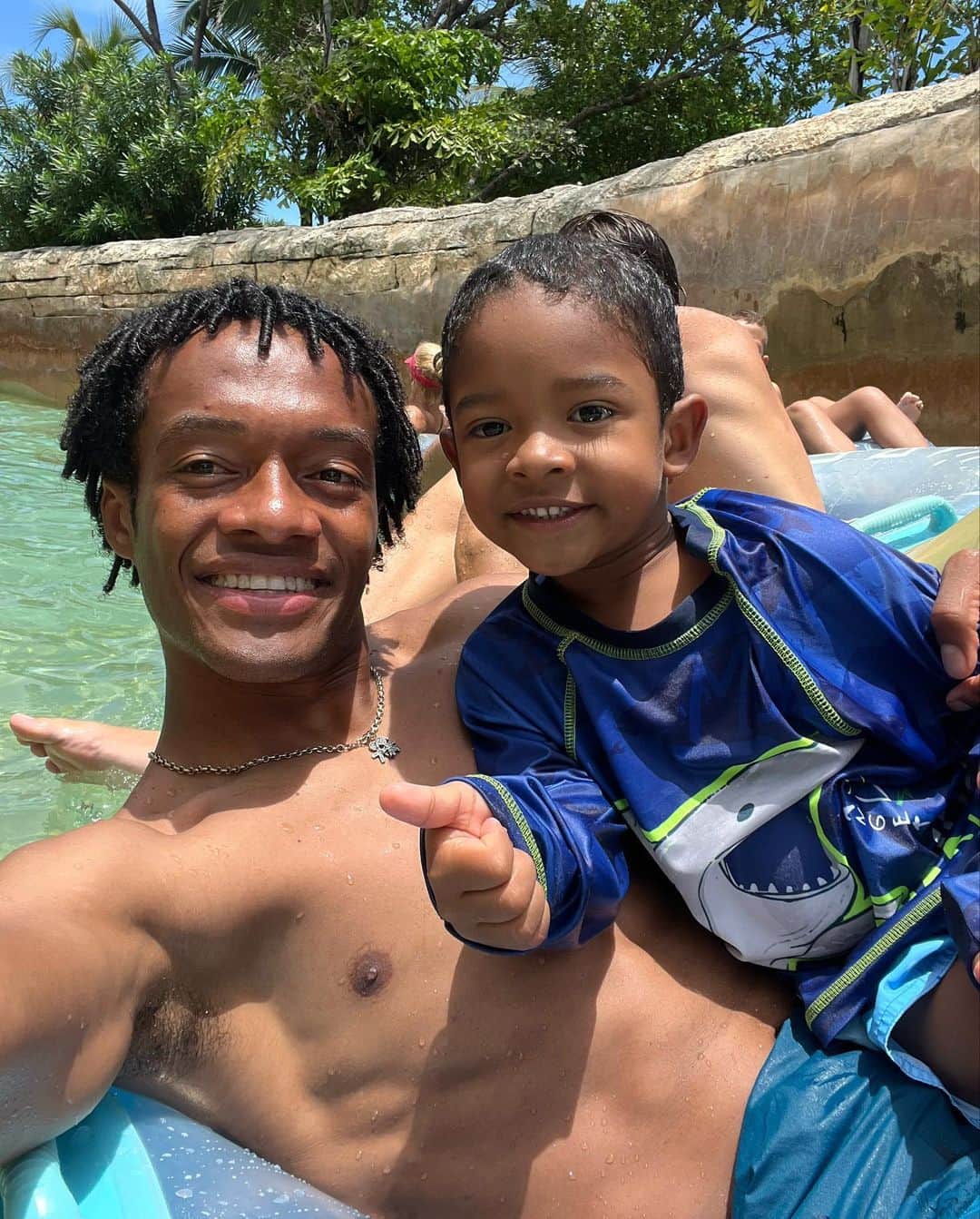 のインスタグラム：「Family time 🙏🏾💪🏾🙏🏾」
