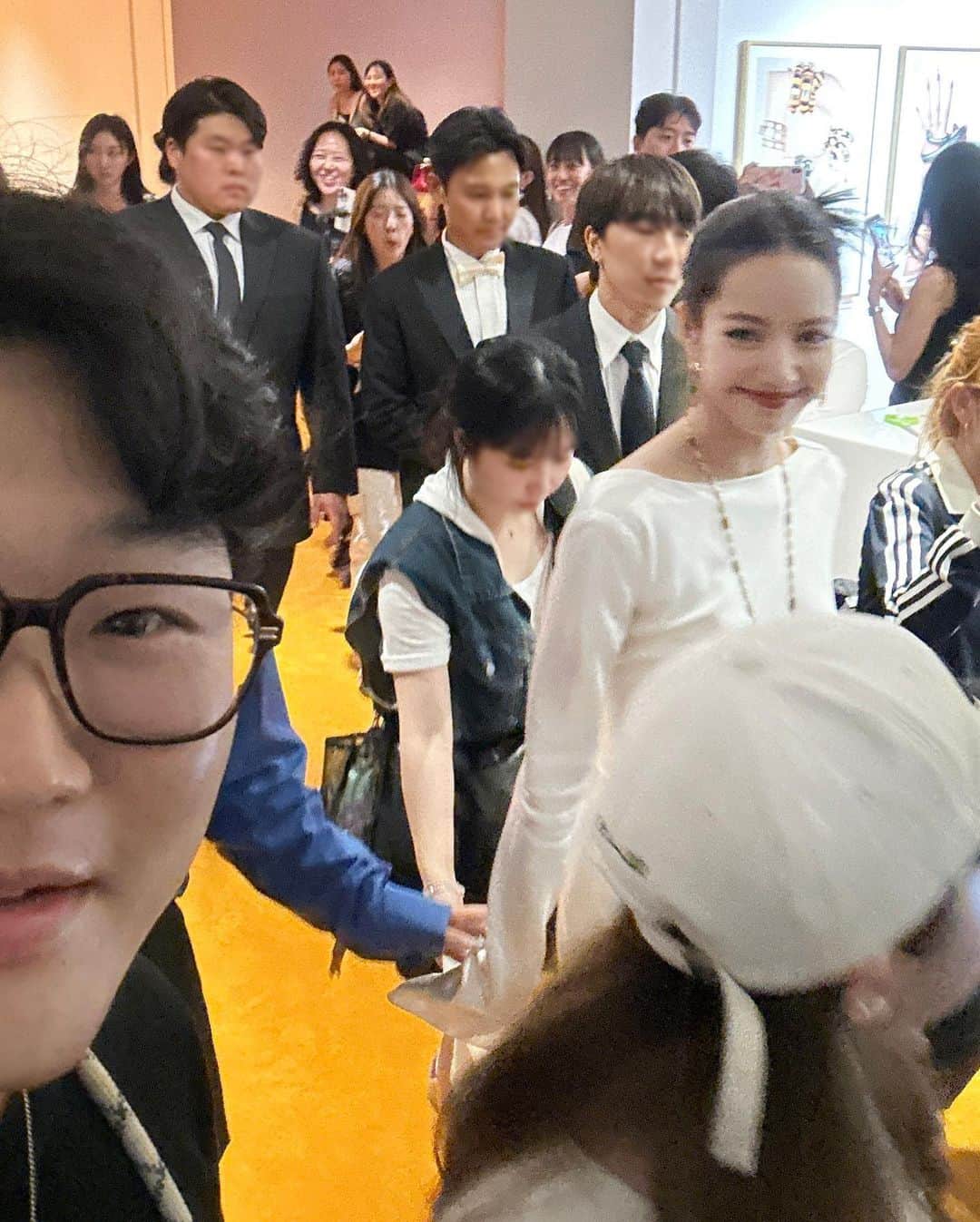 가로수길 , Seoulのインスタグラム：「@bulgari   불가리 세르펜티 75주년 ,그 끝없는 이야기. 다양한 아티스트분들이 뱀에서 영감을 받아 완성한 작품들과 하이주얼리들까지 만나 볼 수 있어서 좋았어요 🐍  이번 프로젝트는 7월달까지 국제갤러리에서 진행 된다고 하니 꼭 방문해서 구경하면 좋을듯🔥  ❣️그나저나 리사는 이마를 까도 인형이네 ❣️  #bulgari #serpenti75 #불가리 #세르펜티75주년」