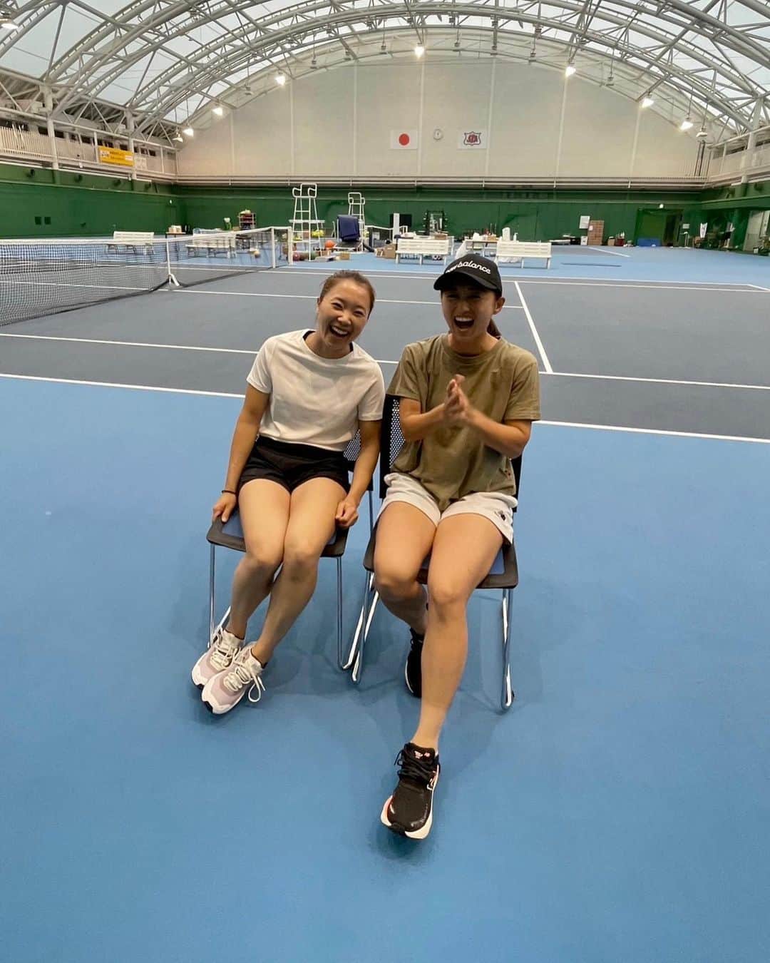 奈良くるみさんのインスタグラム写真 - (奈良くるみInstagram)「みっちゃんと練習💥 一緒に打つのは引退試合ぶりかな。 ここ最近よく打っているからか、みっちゃんのハードヒットにやられたのか、肩負傷。笑 選手の時は嫌いだったアイシングも今はアスリートになれた気分で嬉しかったです😜  #奈良くるみ  #kuruminara  #テニス  #tennis  #テニスプレイヤー  #tennisplayer」6月29日 12時34分 - kurumi.nara