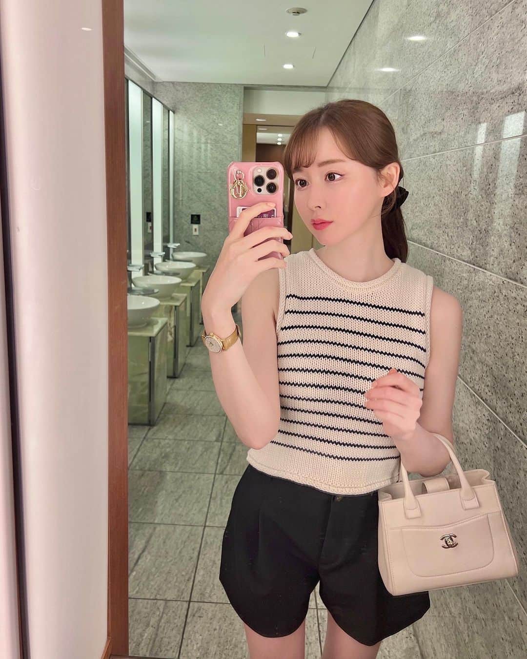 のインスタグラム：「何年も前から、お家にないと不安になる大好きな化粧水🧴✨  イプサ ザ・タイムR アクア(医薬部外品) ☺️ 税込4,400円です✨ みずみずしくて、どんな時でも安心してつかえてお気に入り✨  肌あれ防止有効成分（トラネキサム酸、グリチルリチン酸ジカリウム）が入ってるの✨ 肌表面をたっぷりうるおいで満たしてくれて、キメを整える薬用の化粧水🧴 そのまま手でぱしゃぱしゃ塗るのも好きだし、しっかり浸透させたいときはコットンでパックしたり...☺️🩷  @ipsa_jp  #正直レビュー #IPSA #イプサ #ザタイムRアクア #スキンケア #化粧水」