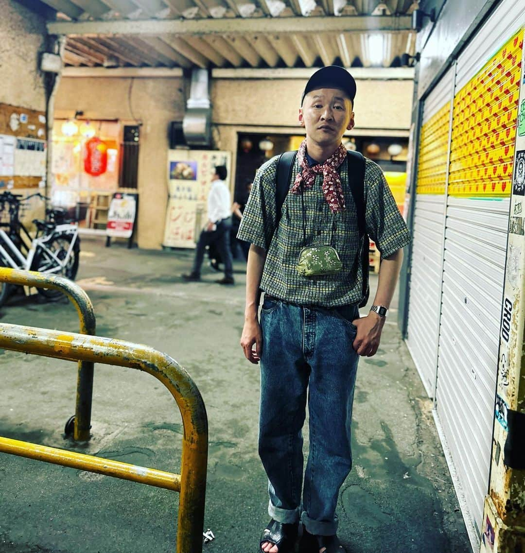 市川刺身さんのインスタグラム写真 - (市川刺身Instagram)「今日の服装。 幕張3ステ高円寺帰還と同時にどしゃ降りの雨。  高円寺の古着屋で購入したシャツ。 BOBSONのデニムをPIKOのベルトで締め上げて。 無駄づくりの黒帽子に黒の便所サンダル金のがま口赤の手ぬぐい首に巻いてmont-bellのメッシュリュック。  幕張3ステ出させていただいて新宿で明日の新幹線のチケットピックアップして帰宅。 どしゃ降りの雨で屋根ある所で飯食って屋根ある所で携帯置いて自分で撮りました。 7/15.19:00そいつどいつベストネタライブ『ジョーカー』是非見に来てください。 明日早起き頑張れ頑張れ。 屋根ありがとう。  #今日着た服 #ファッション #古着 #幕張 #高円寺 #高架下 #早起き #怖い」6月29日 22時08分 - soitsudoitsu