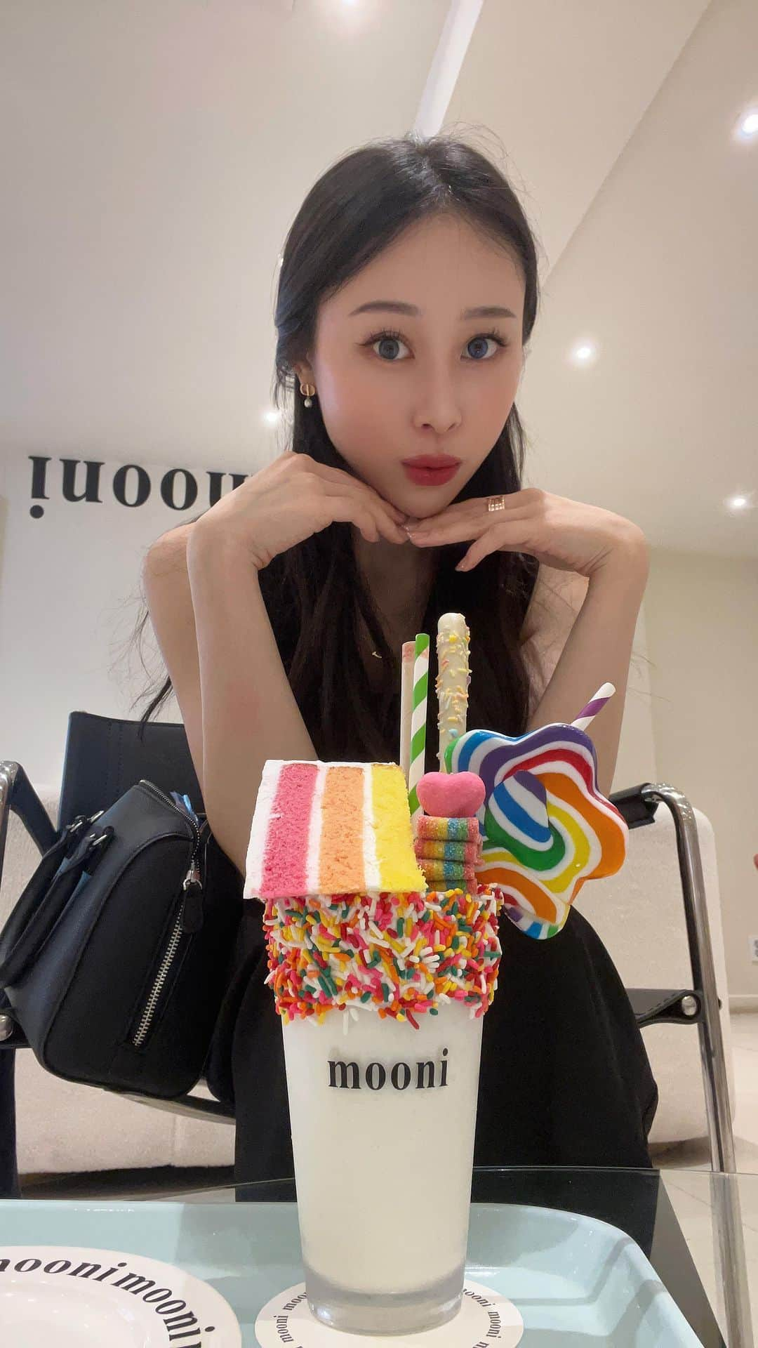 長沼南帆のインスタグラム：「【mooni】  韓国の可愛いカフェ🍰 このクオリティで₩12,000(約1400円)🍭🩵 あんまぁぁぁいので、お気をつけください😚  🇰🇷mooni  📍서울 강남구 압구정로56길 16 （ソウル特別市 江南区 狎鴎亭路 56ギル 16）  🚃　水仁・盆唐線 狎鴎亭ロデオ駅（アックジョンロデオ駅） 5番出口から、徒歩約1分  #mooni #韓国カフェ #韓国カフェ巡り #韓国カフェ情報 #おすすめ韓国カフェ #koreancake #koreancafes #カロリー爆弾 #レインボーカラー #candy #nctdream #sugarland #おすすめカフェ #カフェ巡り #カンナムカフェ #江南カフェ #狎鴎亭カフェ #アックジョンカフェ #韓国旅行 #ソウル旅行 #ソウルグルメ #ソウルカフェ #韓国グルメ #asmr #カンナムグルメ #ソウル旅 #ソウルご飯 #カフェ巡り #韓国メイク #韓国旅行記 #ソウルごはん」