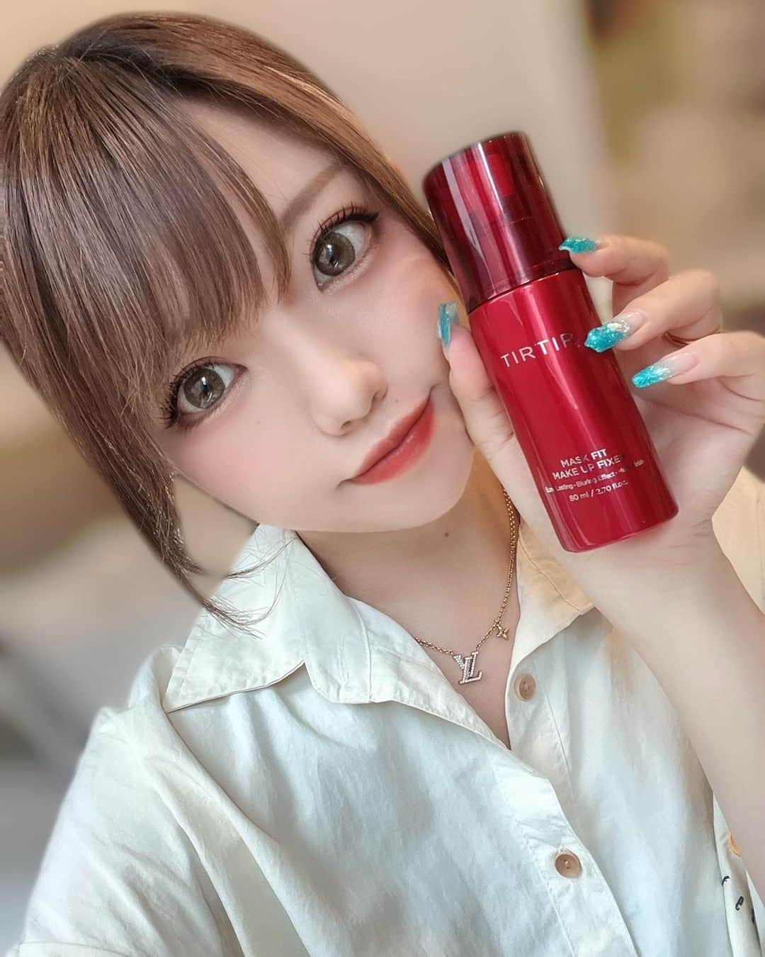 みきでりのインスタグラム：「最近のお気に入りのキープミスト❤️ 朝メイクした後にシュッシュするだけで 1日中メイクを綺麗にキープしてくれるし、 何より顔がベタつかないから好き🫶˖ ࣪⊹  前は顔がベタつくのが嫌で キープミスト使わない派だったけど TIRTIRはミストが細かくて軽い付け心地！ さらさら仕上げでしっかり維持てくれるから 今では毎日メイクのスタメンに🪞𓂃꙳⋆ ˖ ㅤ ㅤ ㅤ ㅤ  #TIRTIR #ティルティル #マスクフィットメイクアップフィクサー　#水光肌 #キープミスト #メイクアップキープミスト #密着ミスト #最強ベース #マスクフィット #マスクフィットシリーズ #コスメレポ #お気に入りコスメ」