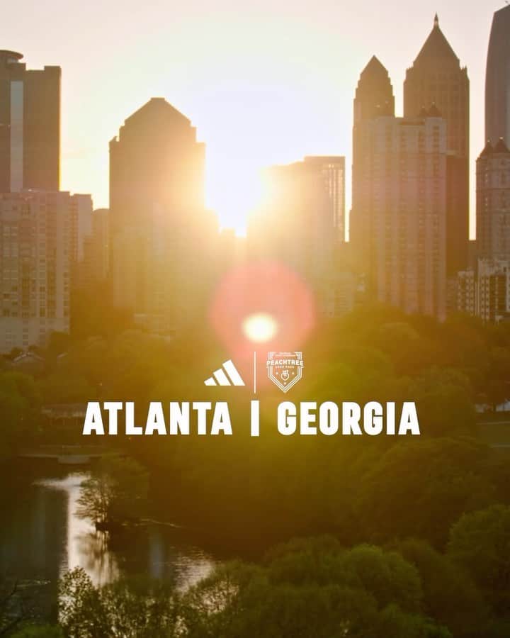 のインスタグラム：「The world’s largest 10k is almost here. 🌏   📍 Atlanta, Georgia 🎇 July 4  This is the Atlanta Journal-Constitution Peachtree Road Race. 🍑   We run it not just to feel good, or to see this city from different angles. We run in support of our community. We run to express ourselves. We take it all in.    Then we run again.   #ajcprr #PeachtreeRoadRace #RunningCityUSA」