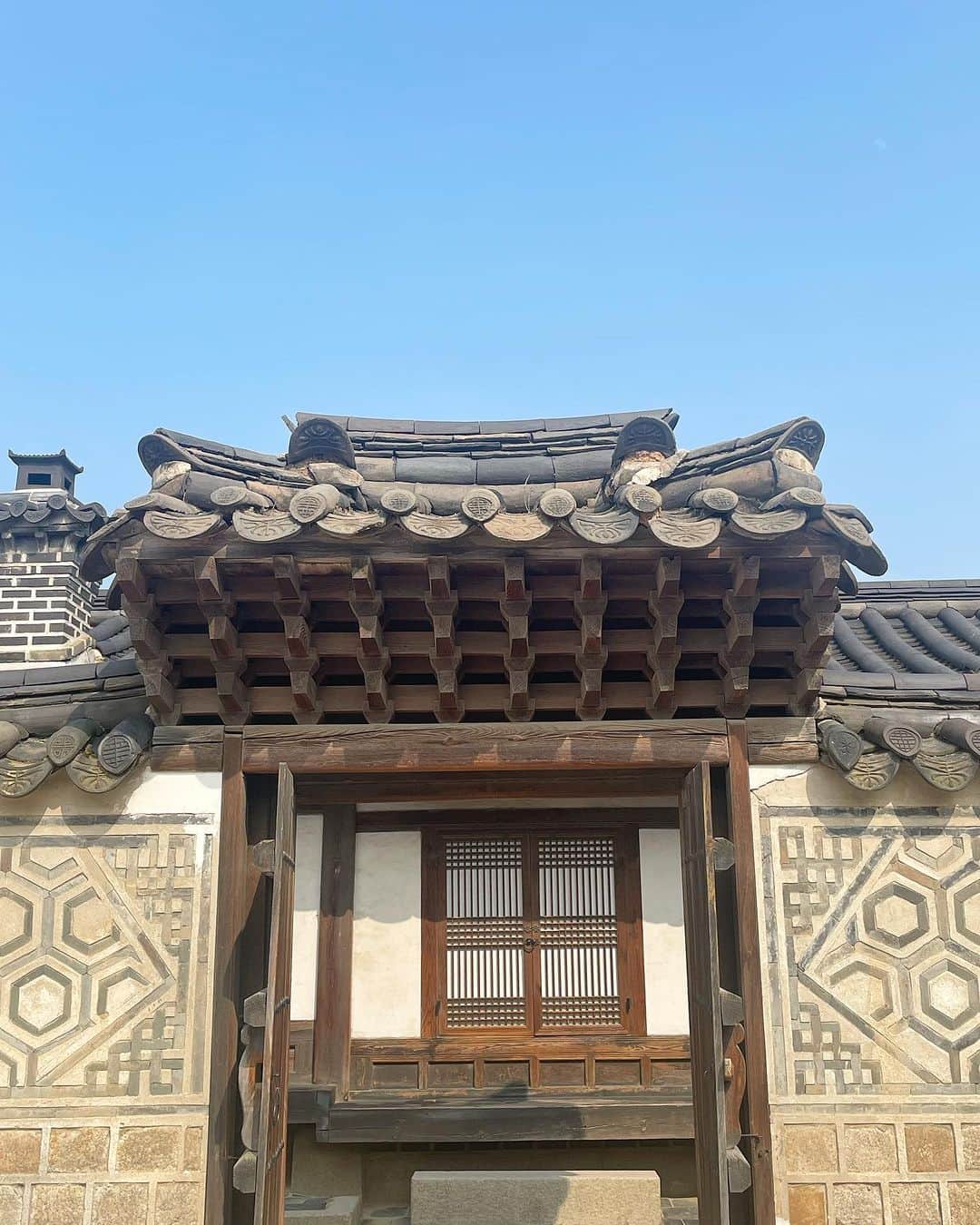 皆川明さんのインスタグラム写真 - (皆川明Instagram)「昌徳宮 手仕事に心がこもっている。 そこから色々な工夫ご生まれてくるような気がする。  愛らしさや美しさと機能が繋がっている 建築でした。   Seoul」6月29日 22時02分 - akira_minagawa725