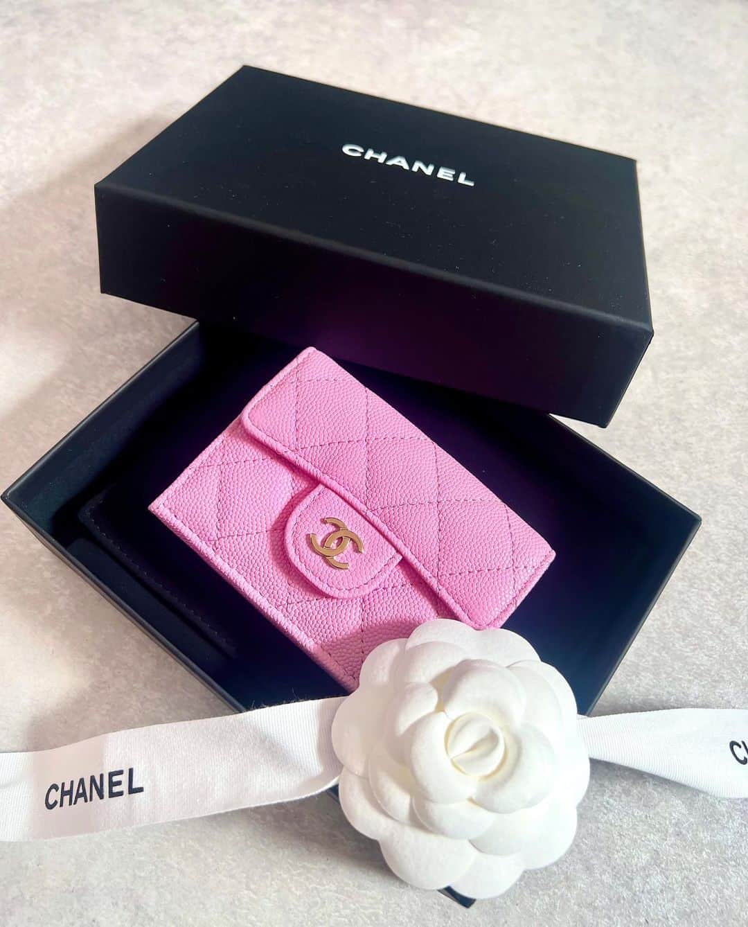 駄原杏里沙のインスタグラム：「・ もぅぅタイプすぎる〜 フラップウォレット💗 ・ ・ 4年間ぐらい なかなか可愛いお財布出会えず やっと出会っちゃった😍🫶🫶 ・ ・ しかもキャビアスキン。。嬉 もうずっと欲しい形で なんとピンクにお店で出会って 運命感じちゃった🥹🤞 大切に使うぞ〜💓 ・ ・ #chanel#chanelwallet#chanellove  #シャネル#シャネルお財布#シャネル購入品 #シャネル2023ss#ピンク #シャネルピンク財布  #ピンクシャネル#出会い#運命 #自分にご褒美#幸せ#宝物」