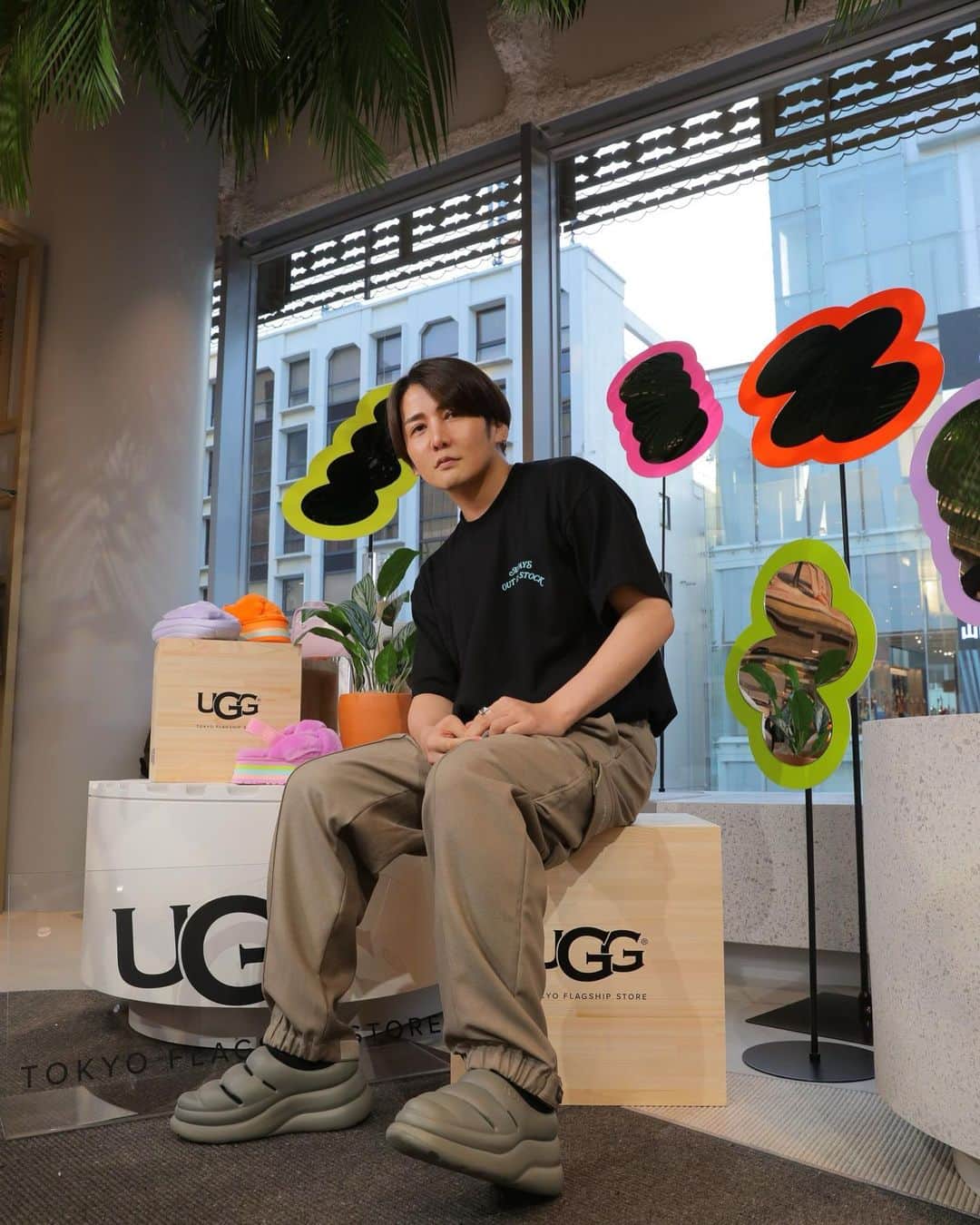 ミッチーのインスタグラム：「アジア初の旗艦店「UGG®︎ TOKYO FLAGSHIP STORE」 @uggjapan が いよいよ2023.7.1にOPEN!! 2floorあってめちゃくちゃ大きくて、ワクワクするよ〜！！UGG大好きマンとしては(ベリメリのMV中の🎁もUGGになってます)非常にテンション上がります。  いつもお洒落なカッコいいカオルさん @kaorutakami さんとも写真撮れて大満足。ちなみに、このサンダル履きやす過ぎてヘビロテ中〜」