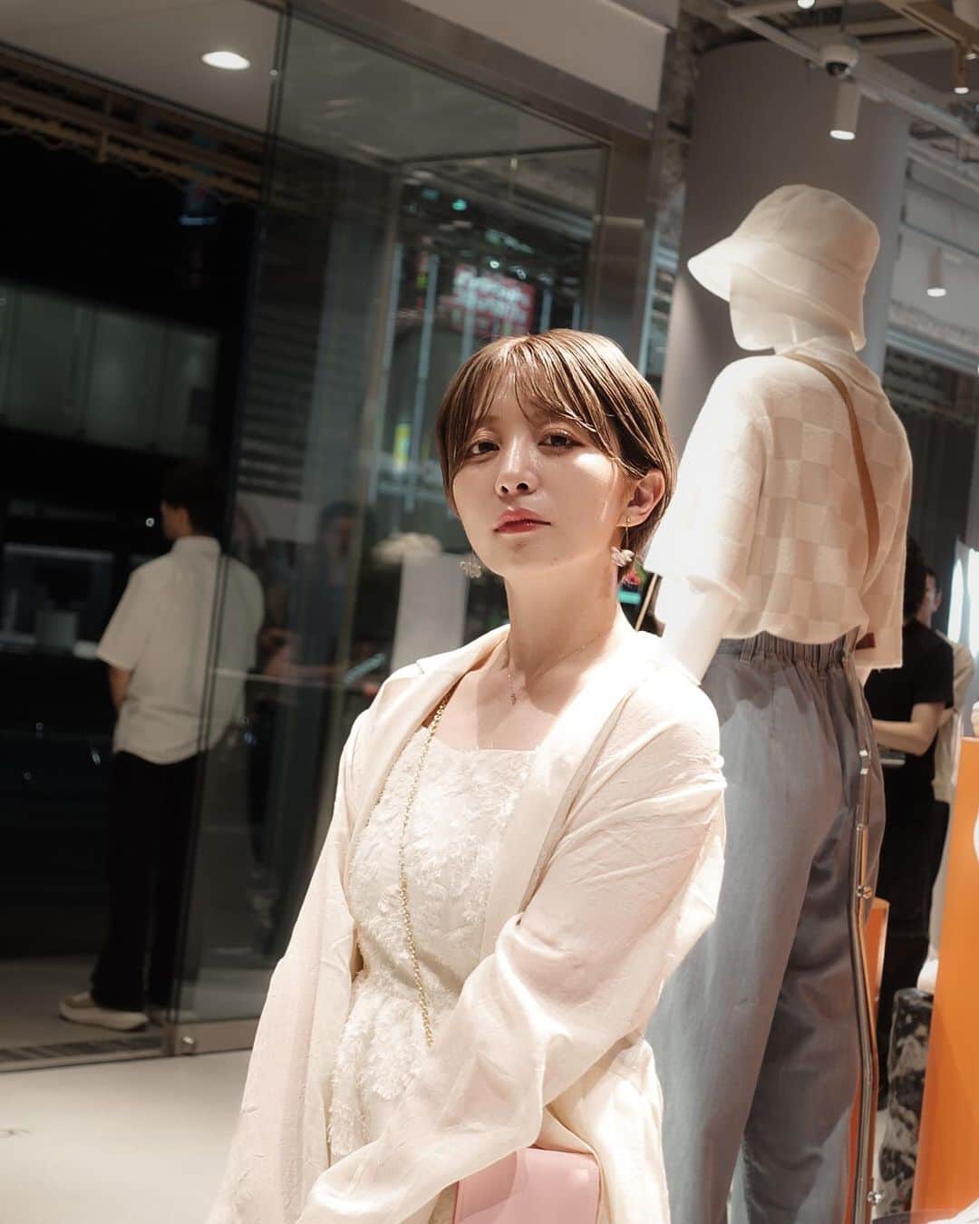 ゆ い りさんのインスタグラム写真 - (ゆ い りInstagram)「私の好きなUGGのフラグシップストアが原宿に…🥹✨  いつも眺めてるブランドやからレセプション来れて嬉しいなぁ🥲♡  個人的に今の時期に履きたい、 ホワイト系のシューズを選りすぐってきたけど ソフトクリームみたいな厚底サンダルとか アルパカみたいなアクティブなサンダルとか ファーが気持ちのいいサンダルたちとか…  買うときに忘れないよう 自分の記録用に撮ってきたからシェア🫶🪽  #uggjapan #ugg #サンダル #白サンダル」6月29日 22時09分 - pamyuiri