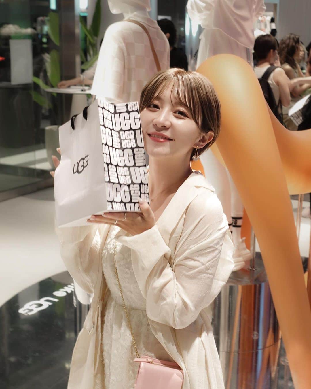 ゆ い りさんのインスタグラム写真 - (ゆ い りInstagram)「私の好きなUGGのフラグシップストアが原宿に…🥹✨  いつも眺めてるブランドやからレセプション来れて嬉しいなぁ🥲♡  個人的に今の時期に履きたい、 ホワイト系のシューズを選りすぐってきたけど ソフトクリームみたいな厚底サンダルとか アルパカみたいなアクティブなサンダルとか ファーが気持ちのいいサンダルたちとか…  買うときに忘れないよう 自分の記録用に撮ってきたからシェア🫶🪽  #uggjapan #ugg #サンダル #白サンダル」6月29日 22時09分 - pamyuiri