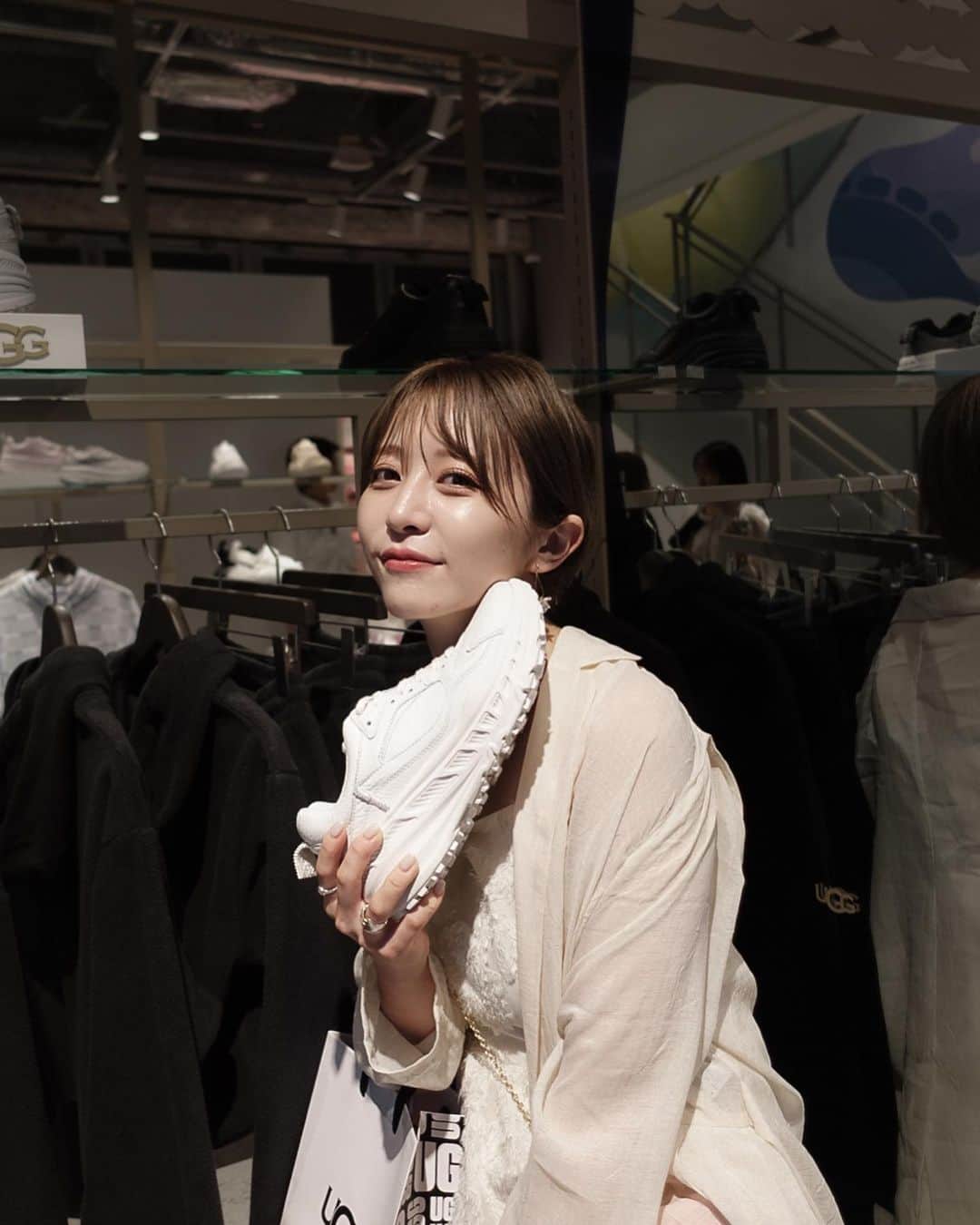 ゆ い りさんのインスタグラム写真 - (ゆ い りInstagram)「私の好きなUGGのフラグシップストアが原宿に…🥹✨  いつも眺めてるブランドやからレセプション来れて嬉しいなぁ🥲♡  個人的に今の時期に履きたい、 ホワイト系のシューズを選りすぐってきたけど ソフトクリームみたいな厚底サンダルとか アルパカみたいなアクティブなサンダルとか ファーが気持ちのいいサンダルたちとか…  買うときに忘れないよう 自分の記録用に撮ってきたからシェア🫶🪽  #uggjapan #ugg #サンダル #白サンダル」6月29日 22時09分 - pamyuiri