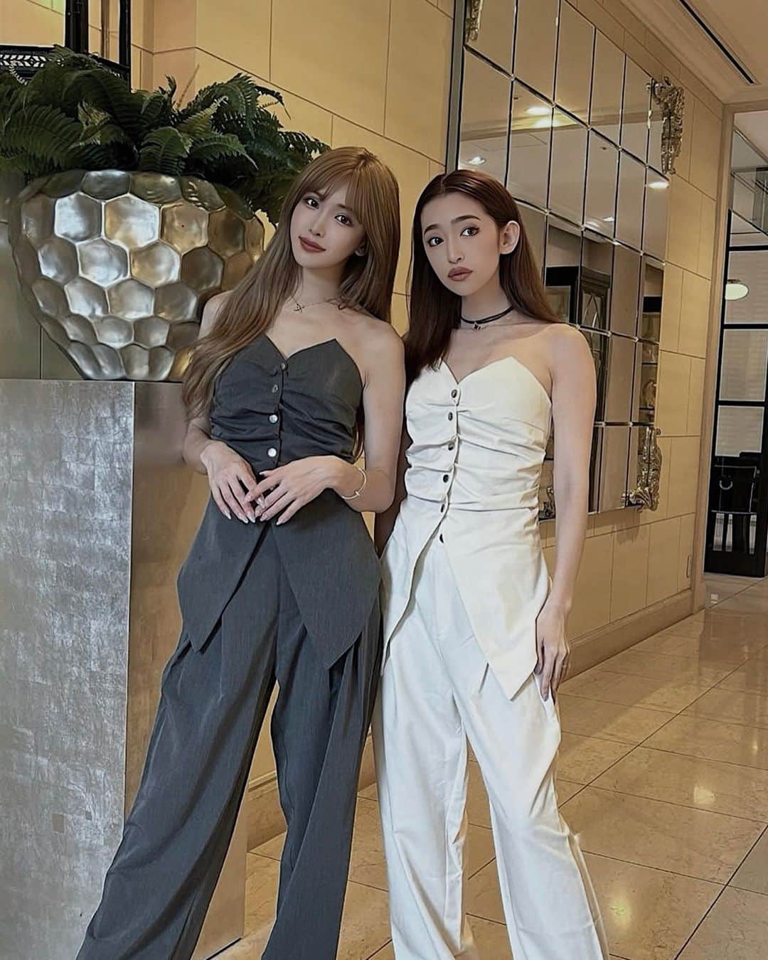 小原優花のインスタグラム：「お揃いコーデ🥰🤍 着ているのはかなえちゃんのブランド @bloomin_official さんのセットアップです👭🩵🩵  シャーリングが可愛いトップスと、ワイドなパンツの組み合わせに一目惚れ🫶🏻💕  今日発売されていました🥺✨  Bloominさんの韓国っぽいアイテム大好きですー🫰🏻🩵💙  かなえちゃんと表参道のbillsでランチして楽しかったです🥹☕️💓」