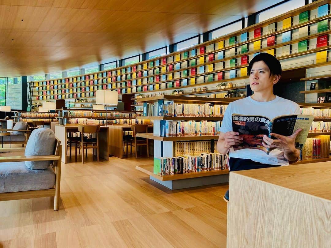 青木源太のインスタグラム：「普通なら左側をこんなに豪快にあける構図で写真撮れないよね…。普通なら図書館で本持ってるのに、目線を一切落とさずに外なんて見られないよね…。というわけで、やっぱりプロのカメラマンさんに撮ってもらう写真は違う！笑  さて、この素敵な図書館は西東京市にあり、実は皆さんも利用できるんです。  株式会社三菱UFJフィナンシャル・グループは、持続可能な環境・社会の実現に向けた取り組みの一環として、東京都西東京市に保有する施設「武蔵野運動場」を、「MUFG PARK」として一般開放することになりました。  僕はそのオープニングイベントの司会をしました。   総面積約6ヘクタールを誇る「MUFG PARK」は、武蔵野の貴重な自然が残る緑地エリア、11面のテニスコートや周囲にランニングコースを配した天然芝のグラウンドがあるスポーツエリア、芝生を臨みながら読書やコミュニケーションが楽しめる交流エリアの、3つのコンセプトエリアから構成されます。   緑やスポーツ施設、ライブラリーなど、人が集まる空間がありますが、そこで様々なコミュニティが多種多彩な活動を繰り広げることで、より親しみのある場所に育っていくと考えています。   MUFG PARKでは、コミュニティ形成に繋がるイベントの開催などを通じて地域や利用者の皆さまと共に、居心地の良い場を創っていく「プレイスメイキング」の取り組みを展開していきます。   利用者の皆さまや地域・社会が真に必要とするプログラムとするため、一緒に活動してくれるパートナーの募集も今後行っていく予定だそうです。僕もまたこの地で行われるイベントの司会ができるように頑張ります！   #MUFGPARK #MUFG  #三菱UFJ銀行 #西東京市#図書館#ライブラリー#日本一のイベント司会者への道#イベント司会のお仕事その236#まちライブラリー」