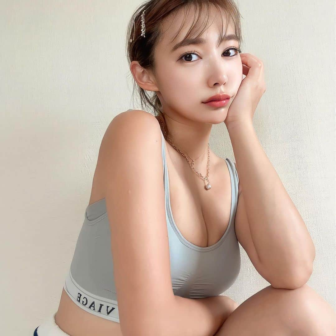 三浦あくりのインスタグラム：「断乳後のバストケア🍑 2人完母でがんばってくれたお胸さんは いよいよもう役目を終えましたと言わんばかりに跡形もなく砕け散りそうなため バストケアに駆け込みました🥹笑 . @salon_8.nico  二子玉川駅徒歩４分 マシンとハンドによるダブルアプローチで １回目からもう触っても見てもわかるくらいの効果が出て本当に驚きました！！ . そしてかなりのリラックス効果もあり 終わった後のスッキリ感も最高でした！ 完全個室で１日3名限定のスペシャルサロン 育乳のためちゃんと通おうと決意!! . とても素敵なチエ先生が バストの悩みについて親身に丁寧に 聞いてくださり その人に合ったアプローチを提案してくださいます♡♡ ２回目がたのしみ🎵」