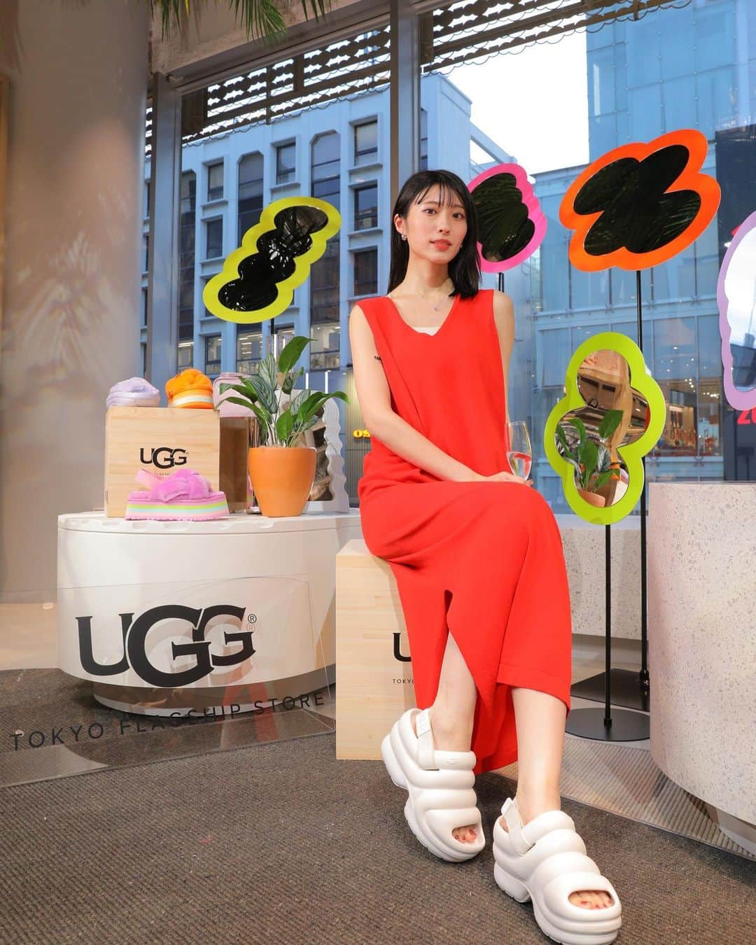 小山莉奈のインスタグラム：「@uggjapan 🤎🤍 2023年7月1日から原宿にオープンする フラッグシップストアにひと足お先にお邪魔しました︎☺︎✨ 品揃え豊富で、ワクワクする空間でした🍃 . #ugg #ugg原宿 #原宿」