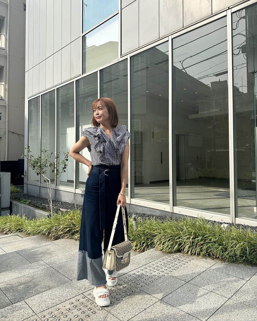 板橋瑠美のインスタグラム：「ootd❤︎  先日のコーデは夏☀️！なガーリーカジュアル✨  なんだかボブにしてからパンツな気分❤︎  Tops @mercuryduo_nayuu  Bottoms @murua_official  sandal @mirror9official  Bag @gucci」
