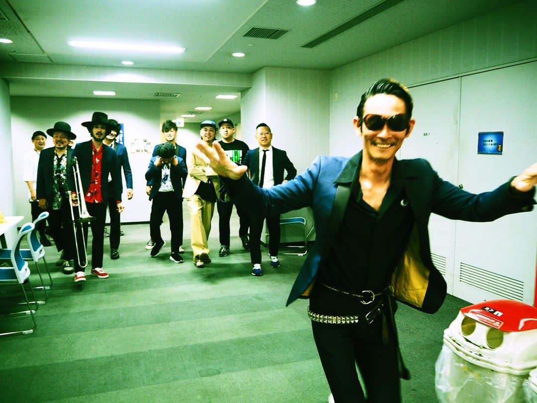 上江洌清作のインスタグラム：「ステージへ向かうドーベルマン  @doberman_ska   photo by WEZ  @wez_kiyosaku_art   #mongol800   #DOBERMANska  #WEZKIYOSAKU」