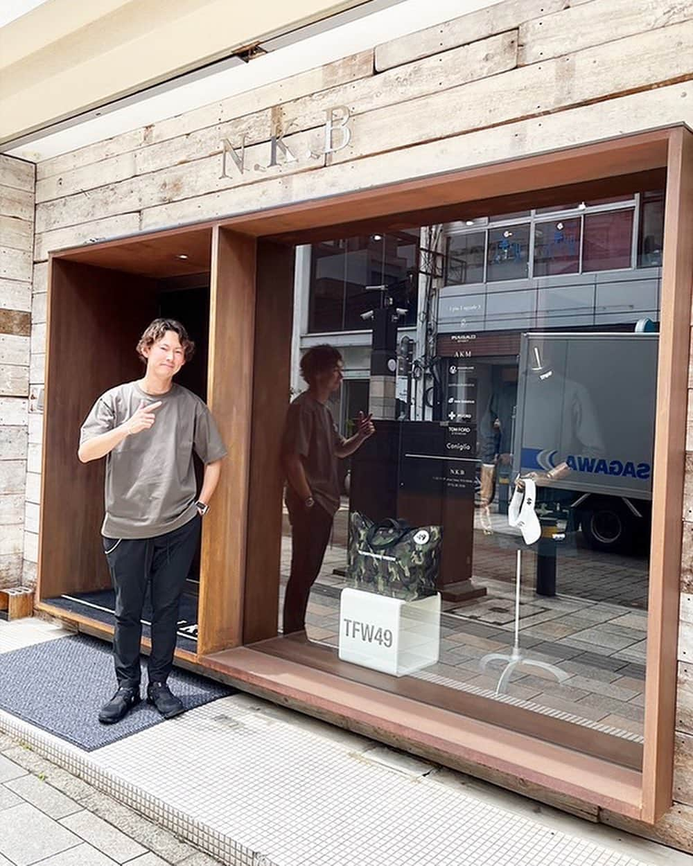 セレクトショップN.K.Bのインスタグラム：「junhashimoto , TFW49 中込氏来店!!  セレクトショップN.K.B小林です。  本日は、junhashimoto , TFW49 中込氏来店!! 福井で、お会いするのは数年ぶりで、新鮮な時間でしたー♪  次回は、ゆっくりご来店お待ちくております☆  紫外線対策に、ファッションアイテムとしても重宝するTOMFORD EYEWEAR,HOORSENBUHS。 是非店頭でお試しください。  全品送料無料❗️新規会員登録ですぐ使える1,000ポイントも進呈中です。  ++++++++++++++++++++ N.K.Bは、福井県福井市にあるセレクトショップ。 オーナーの小林が、取扱ブランドの最旬コーデと新作先行予約・入荷情報をPostしています。 もしよければ、いいね＆フォローよろしくお願いします❗  【主な取扱ブランド】 AKM | エイケイエム VEGAHLUXE | ヴェガリュクス 1piu1uguale3 | ウノピュウノウグァーレトレ 1piu1uguale3 SPORT| ウノピュウノウグァーレトレスポーツ LUXE163AKMBB | リュクス163エイケイエムビービー Junhashimoto | ジュンハシモト TFW49 | ティーエフダブリューフォーティーナイン TOM FORD EYEWEAR | トムフォード アイウェア DABORO | ダボロ PIUORO | ピウオッロ MOOSEKNUCKLES | ムースナックルズ newblance | ニューバランス and more… ++++++++++++++++++++  #Junhashimoto #ジュンハシモト #TFW49 #ティーエフダブリューフォーティーナイン  #エヌケービー #メンズファッション #メンズファッションコーデ #ファッション好きと繋がりたい #メンズコーデ #お洒落さんと繋がりたい #おしゃれさんと繋がりたい #服好きな人と繋がりたい #ファッション好きな人と繋がりたい #ファッション大好き #今日のコーデ #本日のコーデ #ファッションコーデ #インスタファッション #エヌケービー #ファッションスナップ #ファッション好き #アパレルショップ #ファッションコーディネート #メンズアパレルショップ」