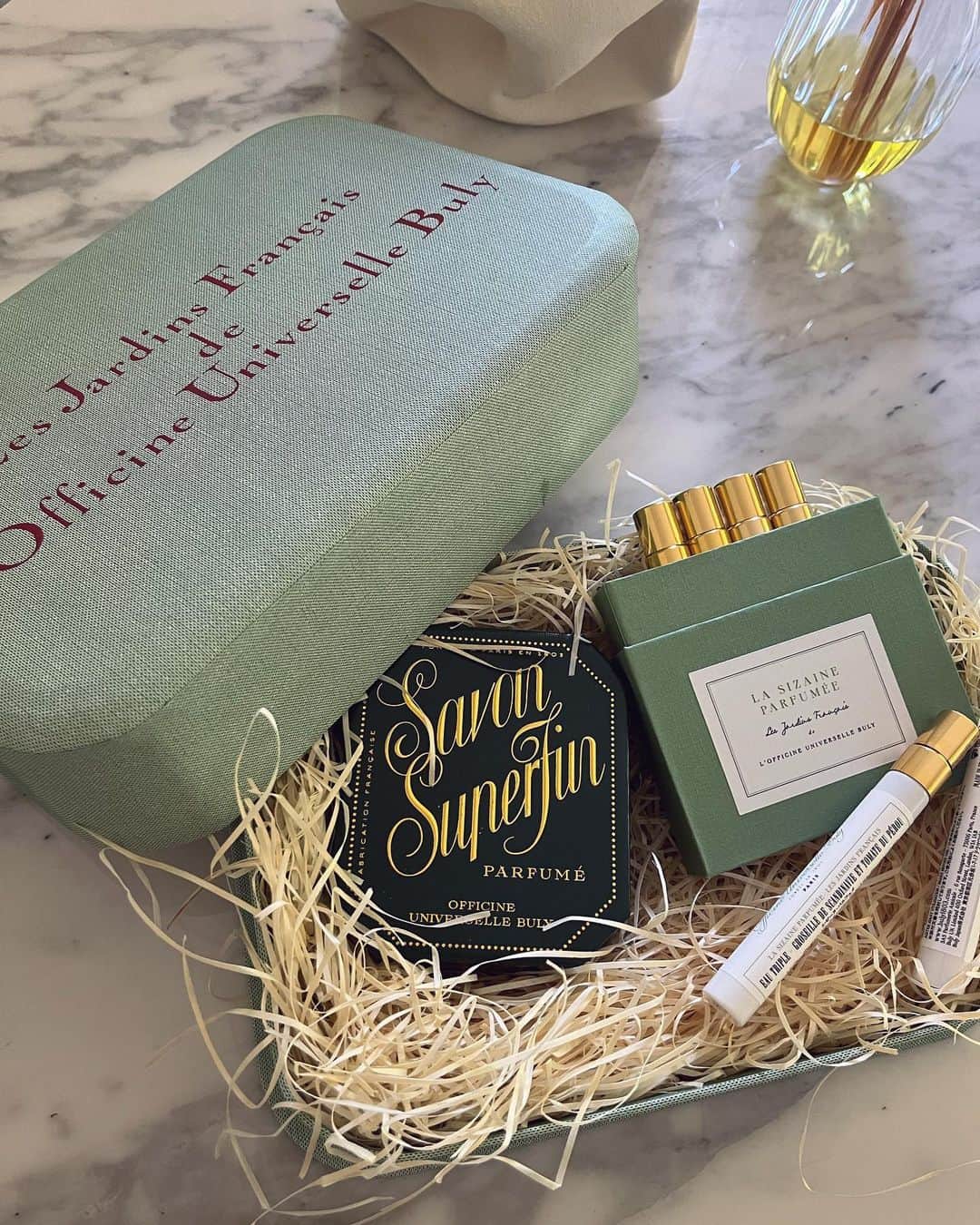 辻直子のインスタグラム：「#perfume#soap @officine_universelle_bulyjapan  新しい香り探し#髪を切るぐらいいい気分転換 #香り#ビュリー#の香りって想像を超えてくる #バスルームにもいろいろ  新しい香り探しは少し時間をかける  自分の体温でどう香りが変わる？ 香りの印象と自分のキャラクターのコンビネーションあう？とか  香りは見えないけれど 思っているより印象を創るものだし 視界よりちょっと先までとどくから  ゆっくり選びます🤍  このコフレは香りが6種類入っているから 毎日香りを変えたり、Mixしてみたり似合う香りをゆっくり見つけられそう🩷  今日は、ヴェルヴェーヌ デザンド エ バジリック ドゥリュを✨  長い名前😎🩷😝」