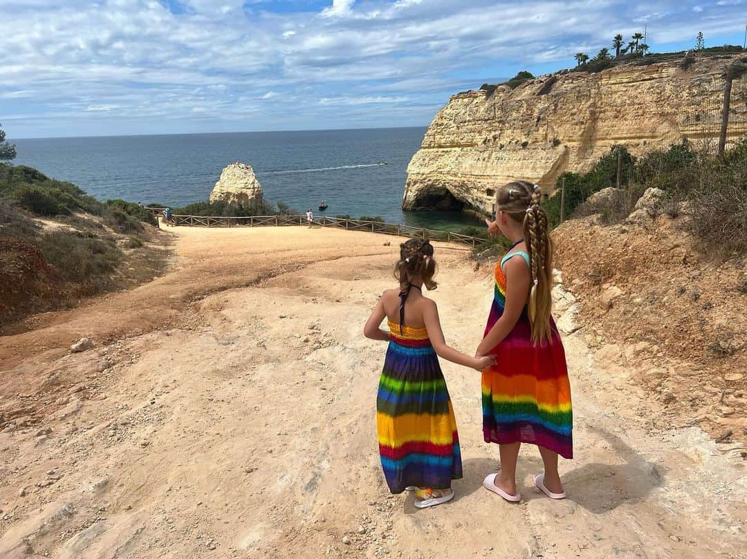 イヴァン・ラキティッチのインスタグラム：「🫶🏻mi MOTOR de cada día🤍👧🏼👧🏼🤍」
