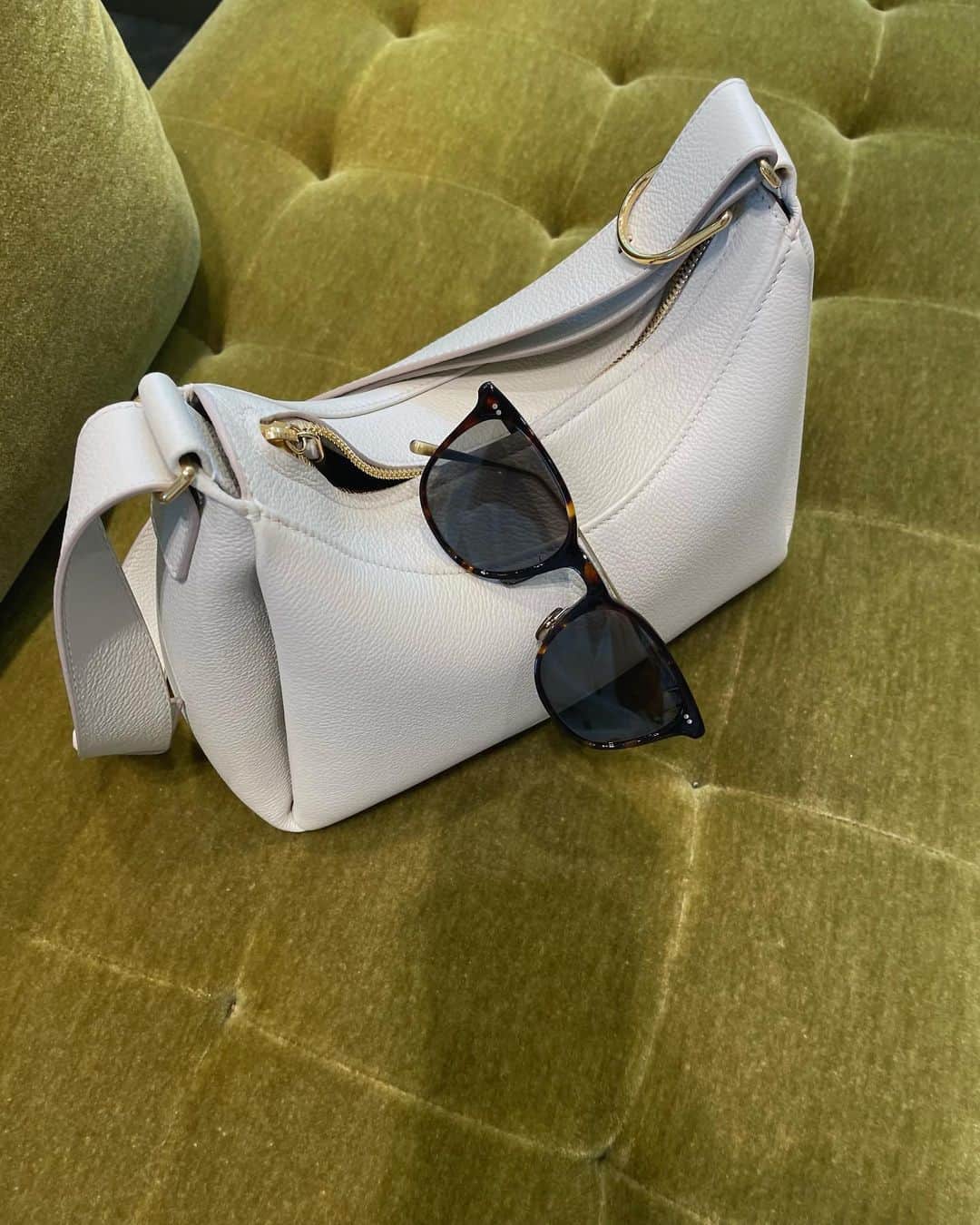 のインスタグラム：「@oliverpeoples 🕶  昔からずっと愛用してるブランド♡  オリバーピープルズのアイウェアは職人さんがハンドメイドで手がけていて繊細なディテールがどんなお洋服にもトレンド感や上品さをプラスしてくるから好き☺️  長く愛用できるものを選ぶようにしてる♡  写真に写ってるのは全部同じ🕶だょ」