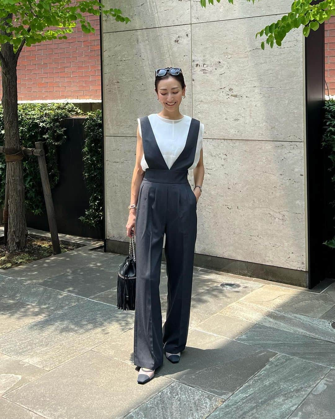 金子麻貴さんのインスタグラム写真 - (金子麻貴Instagram)「夏日だった日は涼しげなシアートップスに大人サロペット✨  ブラックも使いやすいけどこのチャコールも可愛い🤍  ハイウェストでツータック入ってるから足も綺麗に見えるしワイドストレートだから秋になったらブーツも合わせやすいです✨  @re_gleam   6/30 20:00〜  #fashion#outfit#regleam#jmdavidson#letalon#celine#シンプルコーデ#サロペット#大人サロペット#シアートップス#ママコーデ#夏コーデ#サロペットコーデ#モノトーンコーデ#白T」6月29日 22時15分 - mtmmaki