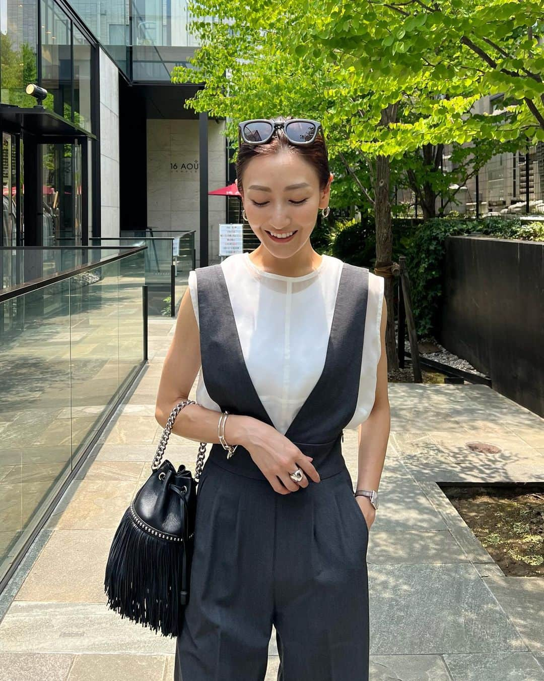 金子麻貴さんのインスタグラム写真 - (金子麻貴Instagram)「夏日だった日は涼しげなシアートップスに大人サロペット✨  ブラックも使いやすいけどこのチャコールも可愛い🤍  ハイウェストでツータック入ってるから足も綺麗に見えるしワイドストレートだから秋になったらブーツも合わせやすいです✨  @re_gleam   6/30 20:00〜  #fashion#outfit#regleam#jmdavidson#letalon#celine#シンプルコーデ#サロペット#大人サロペット#シアートップス#ママコーデ#夏コーデ#サロペットコーデ#モノトーンコーデ#白T」6月29日 22時15分 - mtmmaki