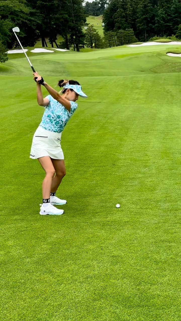 板倉由姫乃のインスタグラム：「⛳️ 朝イチのバーディー🙌 たまたまドライバーからパッティングまで撮ってくれてた🥺 ドライバーもセカンドもパターも全部上手く行ったよ〜！ そしてバイザーからタグ飛び出てるの知らなかった😂笑 . . #フットジョイ #ゴルフ #ゴルフウェア #バーディー  #ナイフバーディー #ゴルフ動画 #ゴルフスイング #ドライバー #アイアン #パッティング #ゴルフコーデ  #ゴルフウェア #ママゴルフ #ママゴルファー #ママゴル #ゴルフレッスン  #ゴルフスイング動画 #チェケラーゴルフ #ゴルフyoutube」