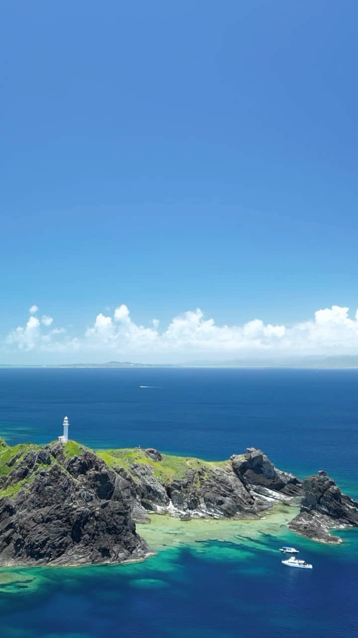 HAIMURUBUSHI はいむるぶしのインスタグラム：「小浜島・はいむるぶしから癒しの風景をお届けします。 どこまでも青く碧く蒼く澄んだ空と海… 夏至南風(カーチバイ)が青い夏の到来を告げます。 写真は石垣島の御神崎の北側から小浜島を撮影。 #沖縄 #八重山諸島 #離島 #夏 #旅行 #海 #景色 #石垣島 #小浜島 #リゾート #ホテル #はいむるぶし  #japan #okinawa #island #summer #vacation #travel #beautiful #scenery #lighthouse #blue #sea #sky #ishigaki #kohamajima #resort #hotel #haimurubushi」