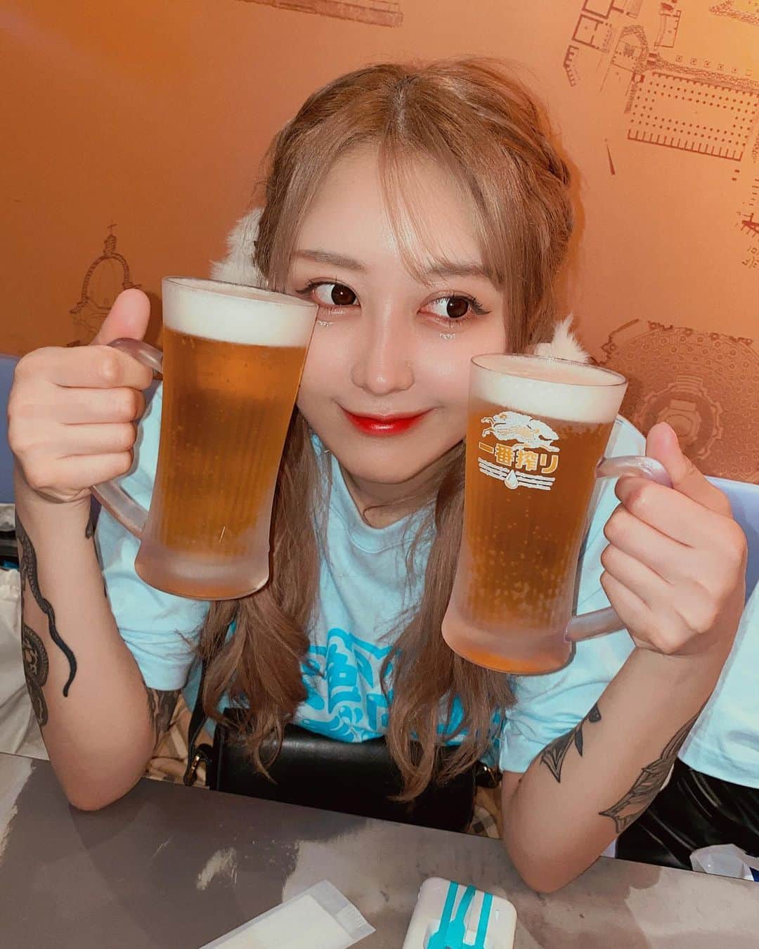 みなのインスタグラム：「#水色向上委員会 🩵🫧🦋 いっしょにいる時間が長いみんな、もはや家族でうれしい、♡ 絶賛酒鬱ですがエマさんもいる、これからパリレスク！」