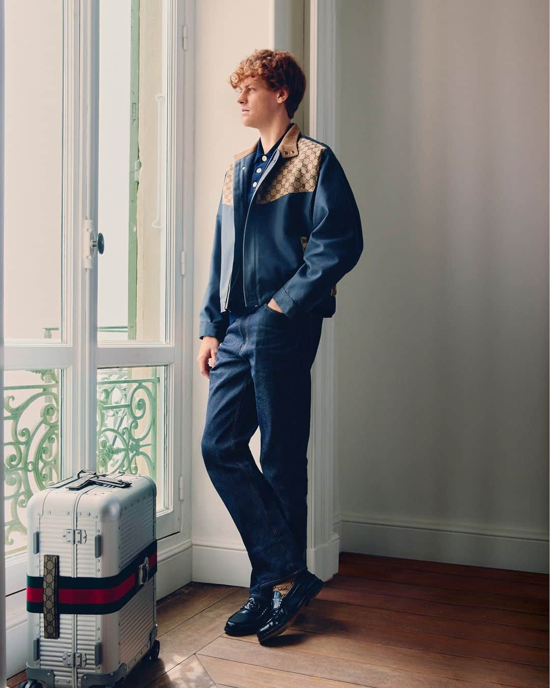 グッチのインスタグラム：「For the new episode of A Hero’s Journey, Jannik Sinner carries copies of his imagined autobiography in a Gucci Porter trolley created in collaboration with FPM Milano.   Discover more at link in bio.   #JannikSinner #AHerosJourney @gqsports #GucciPorter #GucciValigeria」