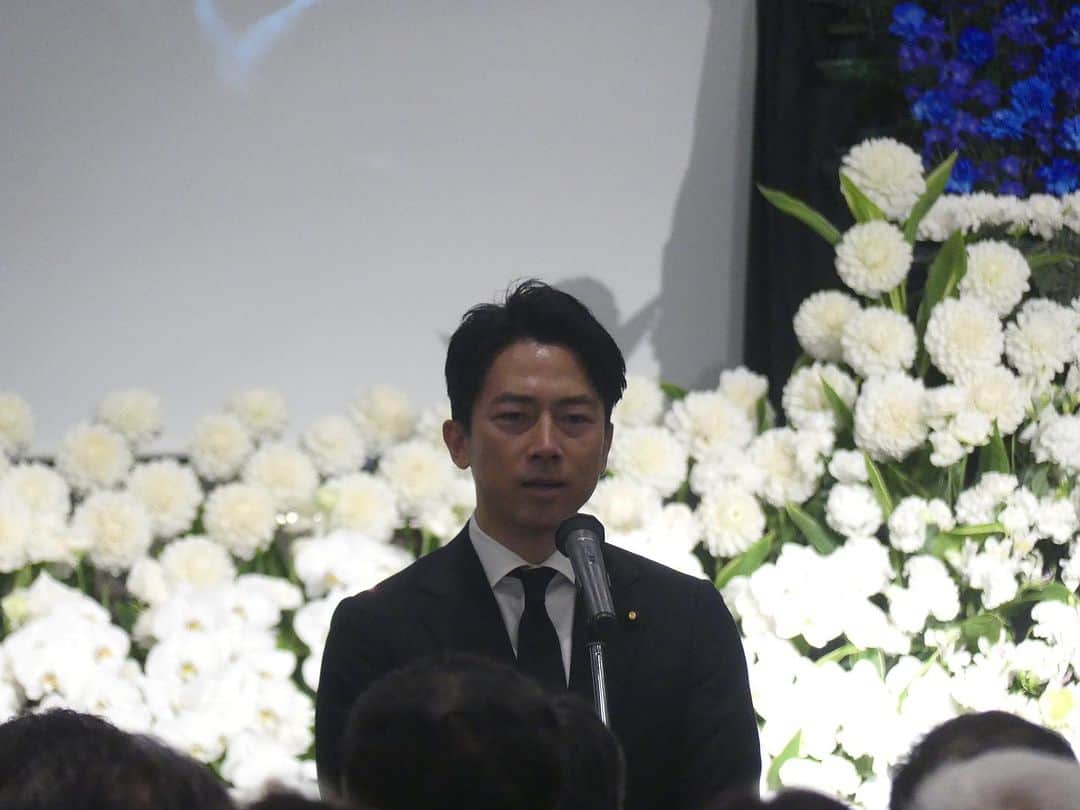 小泉進次郎さんのインスタグラム写真 - (小泉進次郎Instagram)「故・竹内ひであき神奈川県議会議員の葬儀が無事に昨日終わりました。葬儀委員長を務めた立場として、通夜・告別式で2,000人以上の参列者の方々が来られた中でも無事に終えることができたことにホッとしているのが率直な気持ちです。竹内先生がかながわ自民党の幹事長として、かつて県連会長だった菅前総理をお支えしたご縁もあり、葬儀では菅前総理が弔辞を読まれ、私と一緒に棺を霊柩車にお納めされるお役もして下さいました。関係する全ての皆さまに感謝の気持ちでいっぱいです。  私にとって恩師であり、親父のような、兄貴のような存在でした。人との縁と絆を大切にし、筋を通すことを大事にした方でもありました。この二日間、何度も涙が溢れそうになりましたが、ご遺族の気丈な振る舞い、後援会の方々の悲しみに堪える姿、特に竹内塾の谷本会長が溢れる涙を堪えながら、弔辞を読む姿には感情を揺さぶられました。  葬儀の最後、葬儀委員長としての挨拶では、竹内先生を長年慕ってきた谷本さんだって堪えられたのだからと、込み上げるものを必死で抑えて竹内先生への想い、参列いただいた皆さまへの感謝を精一杯お伝えしました。  竹内先生、お陰様でなんとか無事に葬儀委員長を務めあげることができました。最後まで見守って頂きありがとうございました。これからもずっと見守っていてください。  ご冥福を心からお祈りいたします。  #竹内ひであき #神奈川県議会議員 #横須賀 #絆 #感謝 #チームかながわ自民党 #自民党神奈川県連 #県連史上初の合同葬 #菅義偉 #小泉進次郎 #葬儀委員長」6月29日 22時20分 - shinjiro.koizumi
