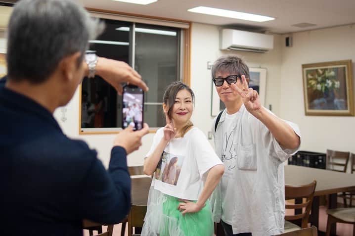 中山美穂のインスタグラム：「くまちゃんと私を撮るしげちん。 しげちんと私を撮るくまちゃん。 くまちゃんは24年前までコンサートでドラムを叩いてくれていました。 わざわざ河口湖まで来てくれて嬉しかった！」