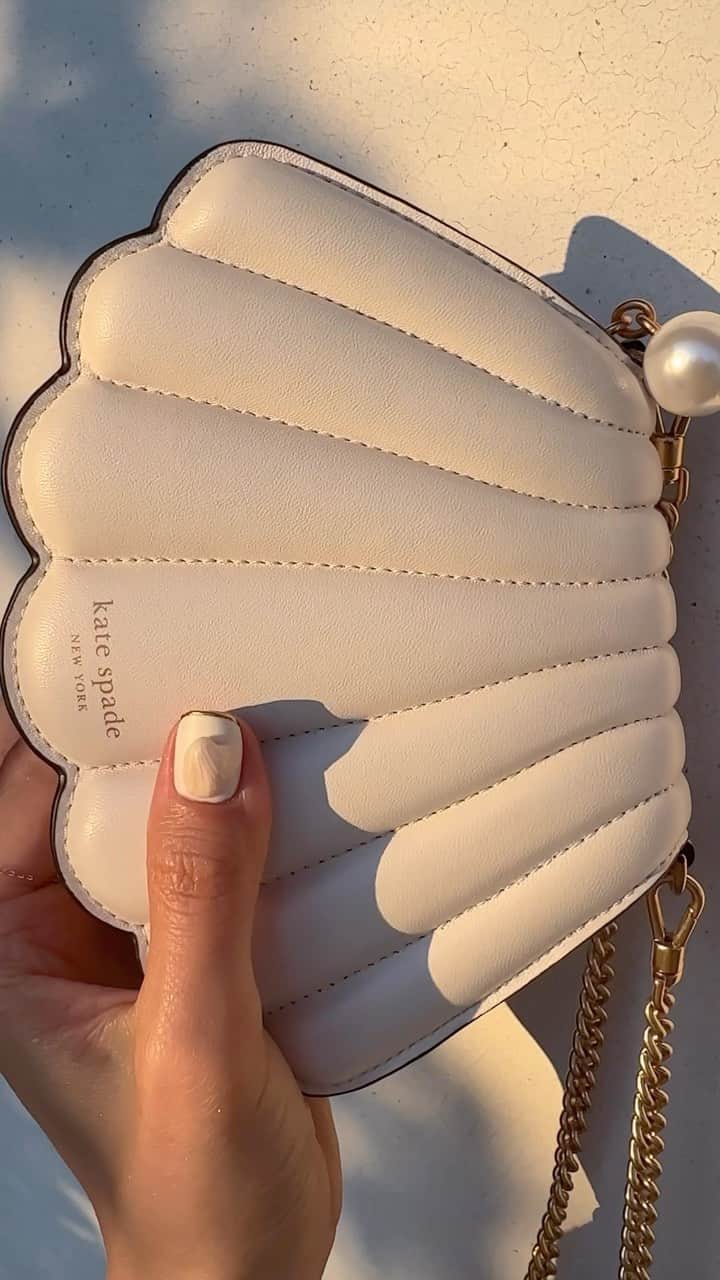 ケイト・スペードのインスタグラム：「BRB, running to the salon. (@betina_goldstein, you’re a visionary.) #katespadeny」