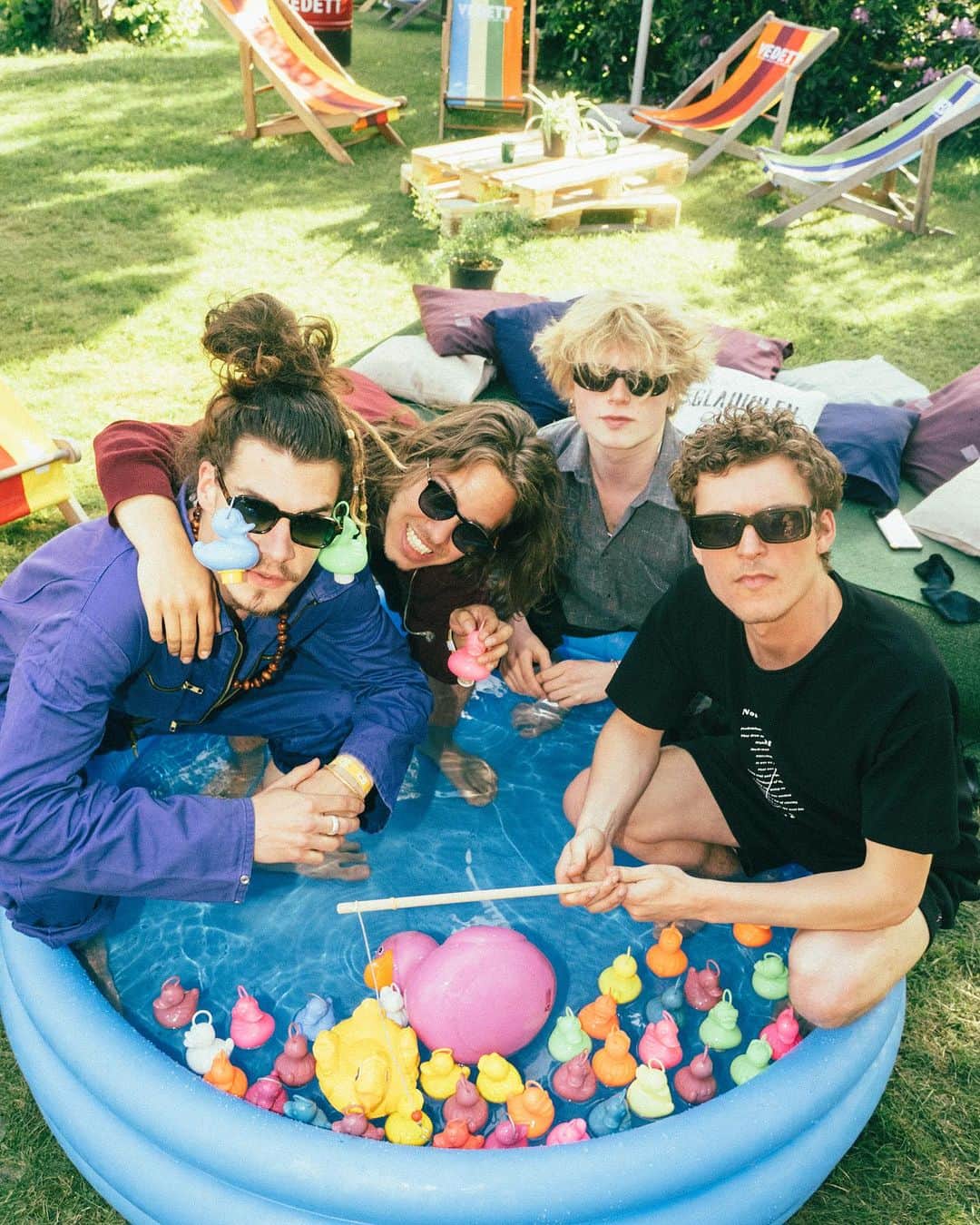 コモノさんのインスタグラム写真 - (コモノInstagram)「@meltheads know how to cope with the heat wave in style 🌞」6月29日 22時24分 - komono