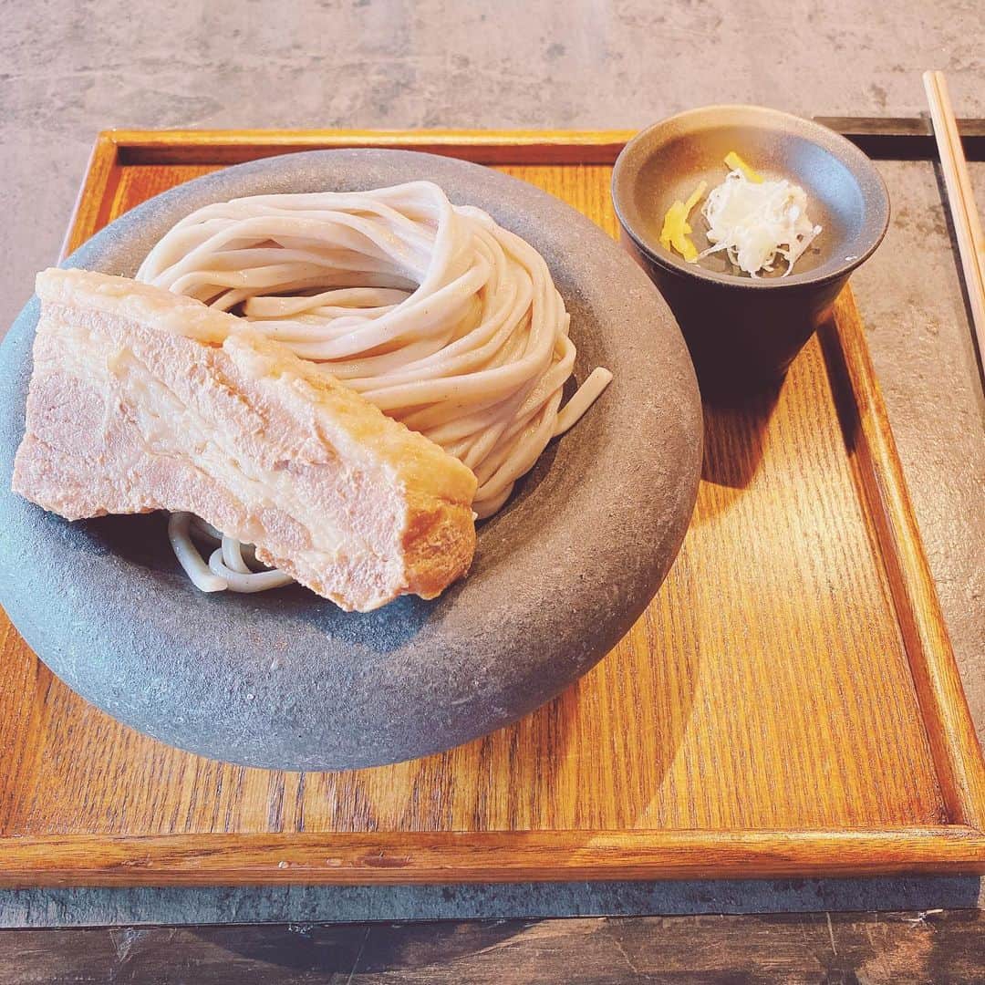 伊藤芽衣さんのインスタグラム写真 - (伊藤芽衣Instagram)「いつの日かの 原宿ランチ♡ ⁡ 原宿に最近 openした ⁡ BASO 表参道さんに @baso_omotesando  行きました…！ ⁡ 人気ラーメン店 【ダメな隣人】プロデュース。 おしゃれなお蕎麦専門店♡ ⁡ SNSでチェックして、 ⁡ 平日のお昼でも 並んでるかも…？との ことだったのですが。 ⁡ この日は運良く 5分ほど並んで すぐにはいれました♡ ⁡ できたばかりなのに 人気店！ ⁡ すごい♡ ⁡ はじめて食べる 太麺のお蕎麦！ ⁡ しっかりコシがあって かみごたえばっちりの おうどんみたいなお蕎麦！ ⁡ 麺類は基本太麺が好きなので、 好みの食感でした♡ ⁡ 大満足！ ⁡ 角煮つけSOBA頼んだら 角煮のボリューム笑 ⁡ ボリュームすごいので コスパよきです◎ ⁡ #baso  #ばーそー #蕎麦専門店 #原宿グルメ #表参道グルメ #原宿ランチ #表参道ランチ」6月29日 22時35分 - itoumei