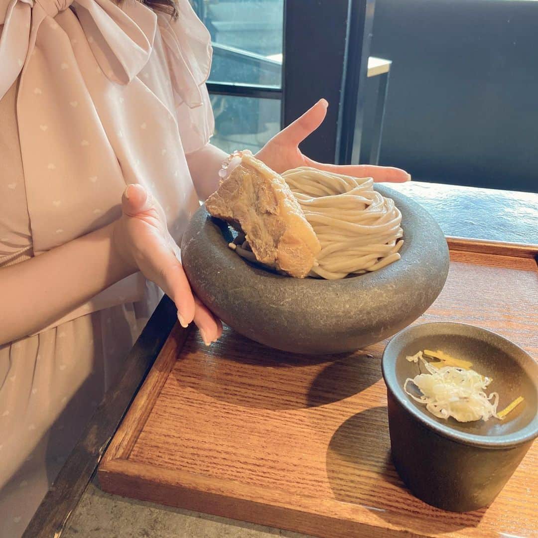 伊藤芽衣さんのインスタグラム写真 - (伊藤芽衣Instagram)「いつの日かの 原宿ランチ♡ ⁡ 原宿に最近 openした ⁡ BASO 表参道さんに @baso_omotesando  行きました…！ ⁡ 人気ラーメン店 【ダメな隣人】プロデュース。 おしゃれなお蕎麦専門店♡ ⁡ SNSでチェックして、 ⁡ 平日のお昼でも 並んでるかも…？との ことだったのですが。 ⁡ この日は運良く 5分ほど並んで すぐにはいれました♡ ⁡ できたばかりなのに 人気店！ ⁡ すごい♡ ⁡ はじめて食べる 太麺のお蕎麦！ ⁡ しっかりコシがあって かみごたえばっちりの おうどんみたいなお蕎麦！ ⁡ 麺類は基本太麺が好きなので、 好みの食感でした♡ ⁡ 大満足！ ⁡ 角煮つけSOBA頼んだら 角煮のボリューム笑 ⁡ ボリュームすごいので コスパよきです◎ ⁡ #baso  #ばーそー #蕎麦専門店 #原宿グルメ #表参道グルメ #原宿ランチ #表参道ランチ」6月29日 22時35分 - itoumei