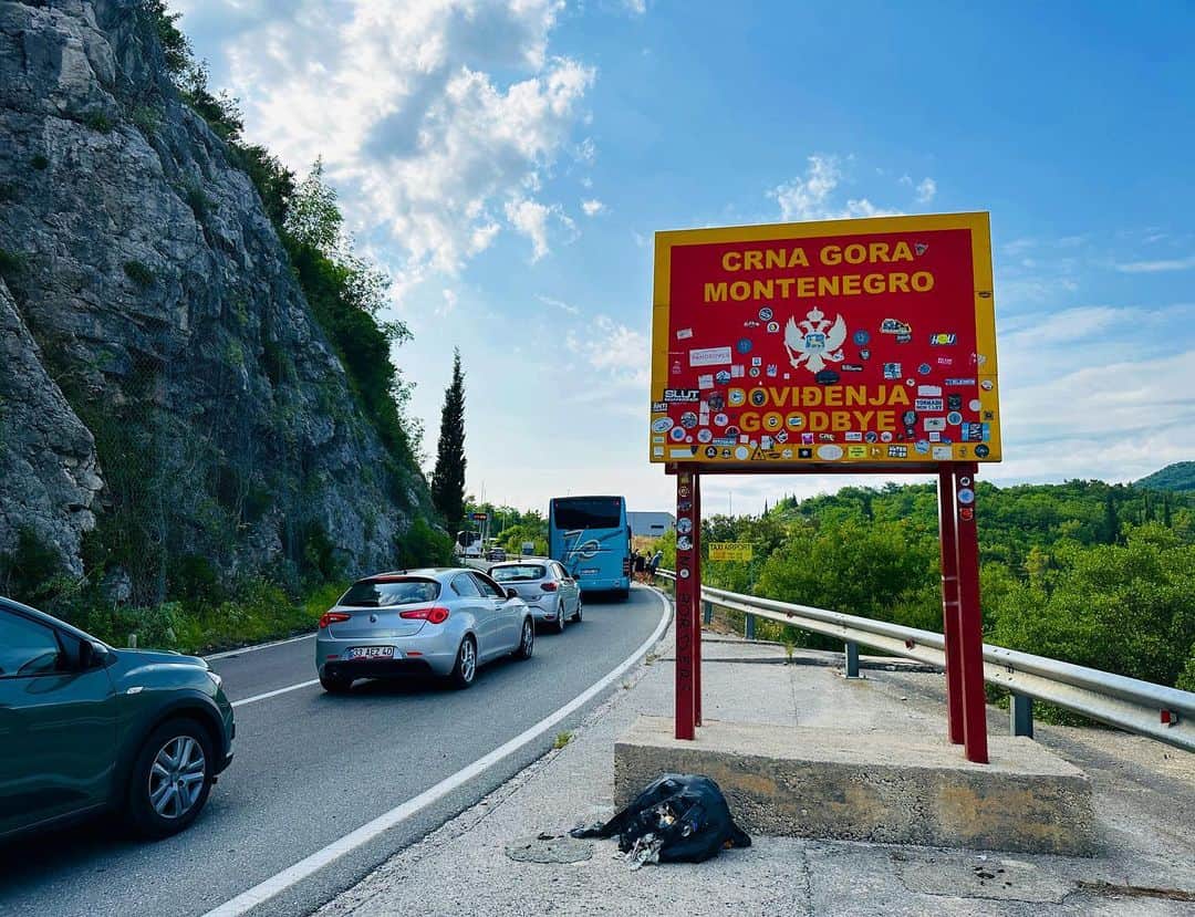 新田朝子さんのインスタグラム写真 - (新田朝子Instagram)「One day trip🇭🇷⇆🇲🇪  #ドブロブニク #クロアチア から車で国境越えて #コトル #モンテネグロ へ。同じアドリア海沿いで70kmしか離れていなく、気候もほぼ同じはずなのに、山肌が海に迫ってきている雰囲気や街の建物なども違い、面白かった。社会主義の面影残る、モンテネグロ、また他の街も行ってみたい。  シーズンとはいえ、ボーダー超えるにはそこまで混んでおらず、スムーズに。  久々に少し運転しましたが、手に汗握った.. 今年は運転を頑張ろうと思います🚗  #worldheritagesite #kotor #montenegro#travelphotography #lovetotravel #travelinggram   #海外旅行好きな人と繋がりたい #世界遺産 #旧ユーゴスラビア #🇲🇪」6月29日 22時29分 - asako.nitta